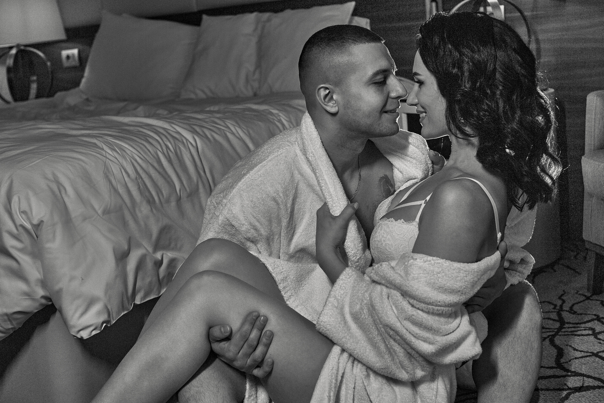 Совместные сборы в отеле. Свадебный и семейный фотограф в Минске и Минской области