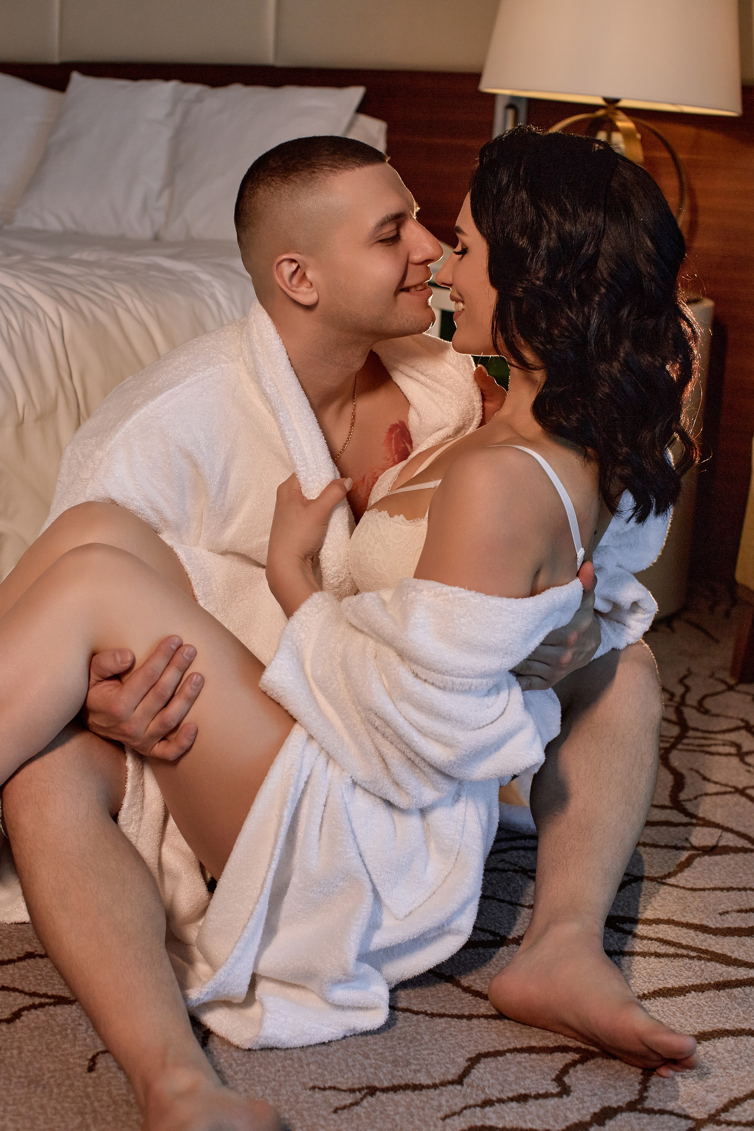 Совместные сборы в отеле. Свадебный и семейный фотограф в Минске и Минской области