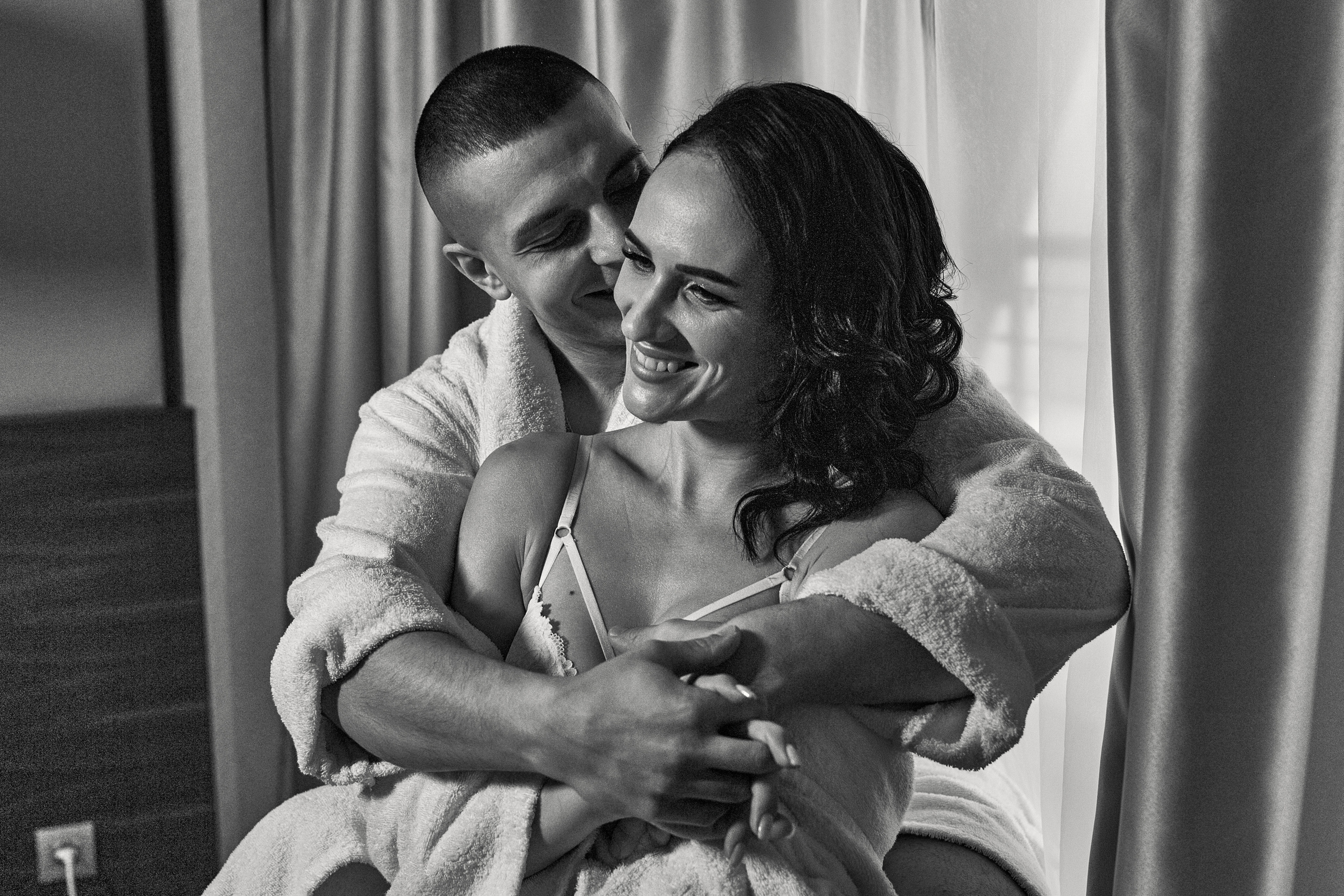 Совместные сборы в отеле. Свадебный и семейный фотограф в Минске и Минской области