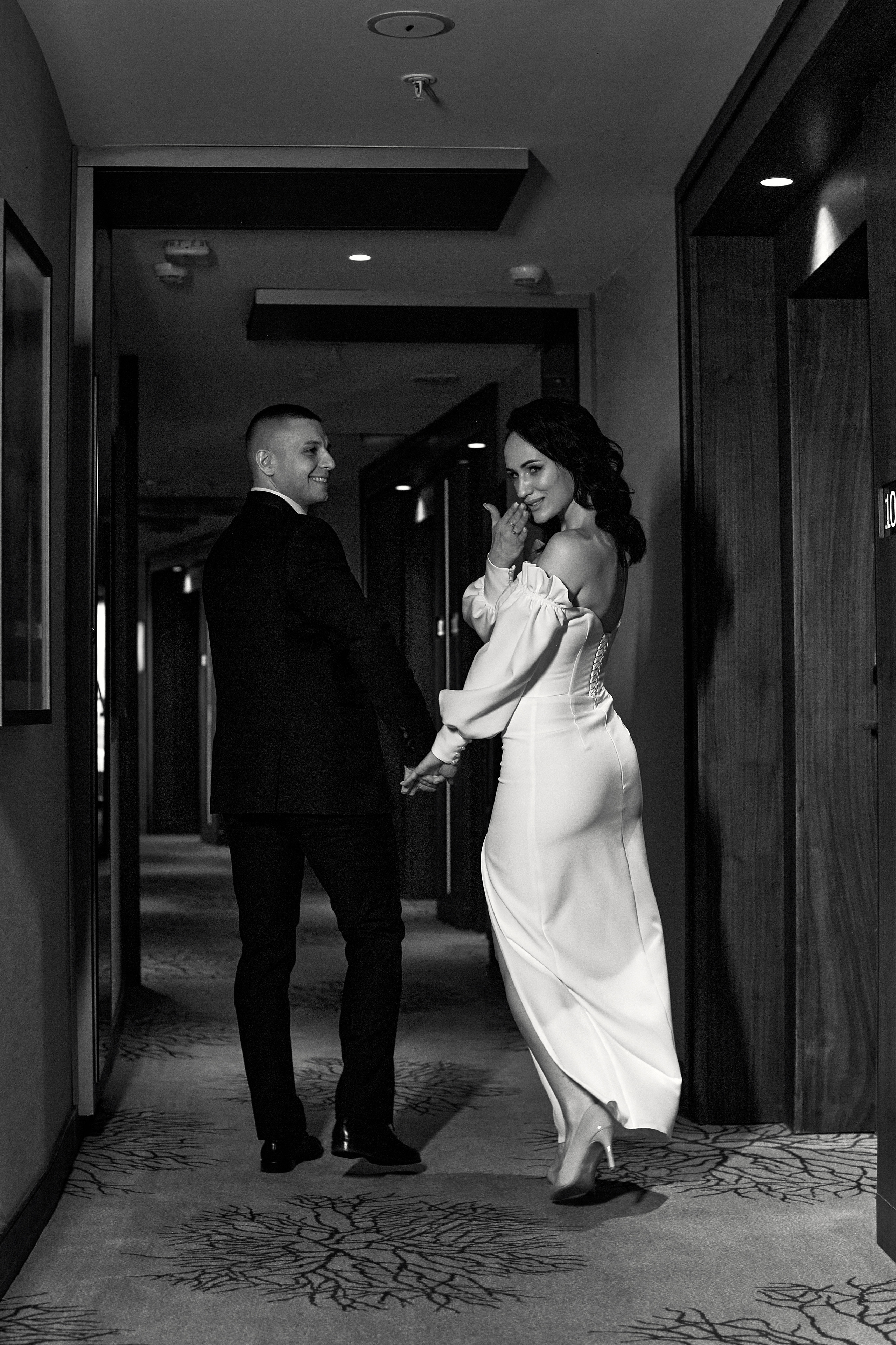 Совместные сборы в отеле. Свадебный и семейный фотограф в Минске и Минской области