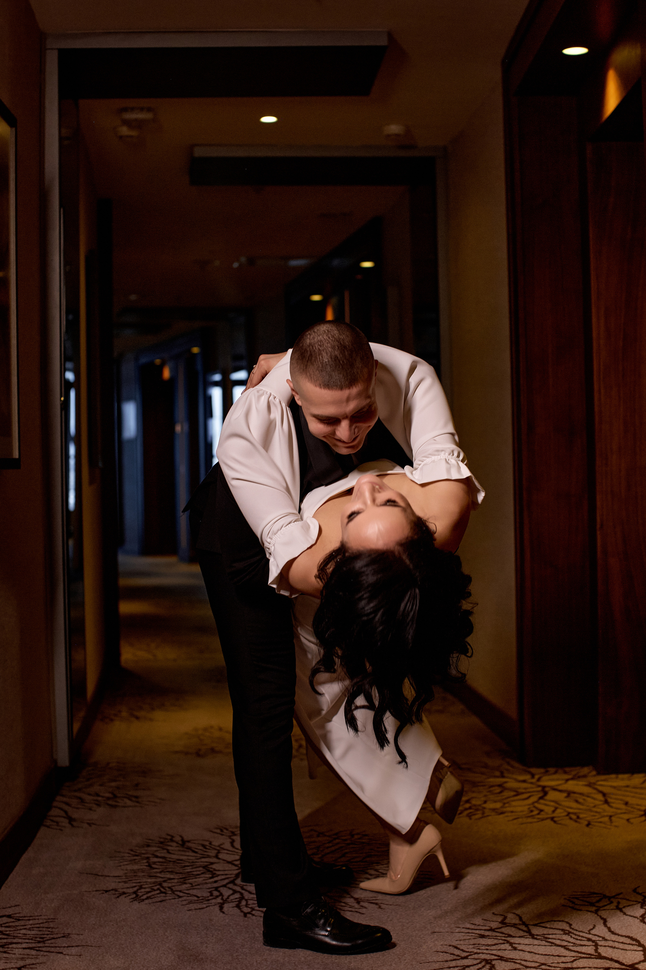 Совместные сборы в отеле. Свадебный и семейный фотограф в Минске и Минской области