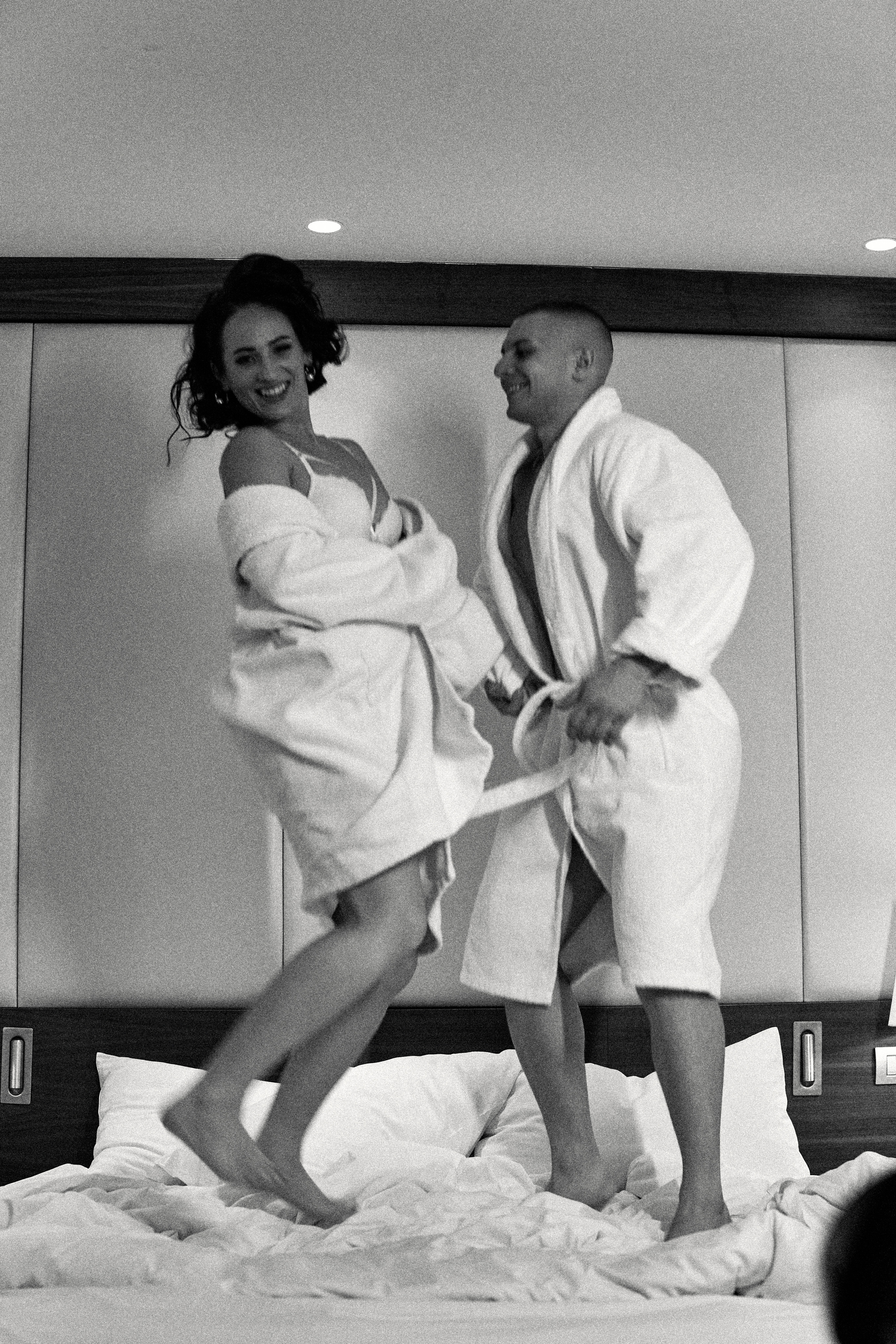 Совместные сборы в отеле. Свадебный и семейный фотограф в Минске и Минской области