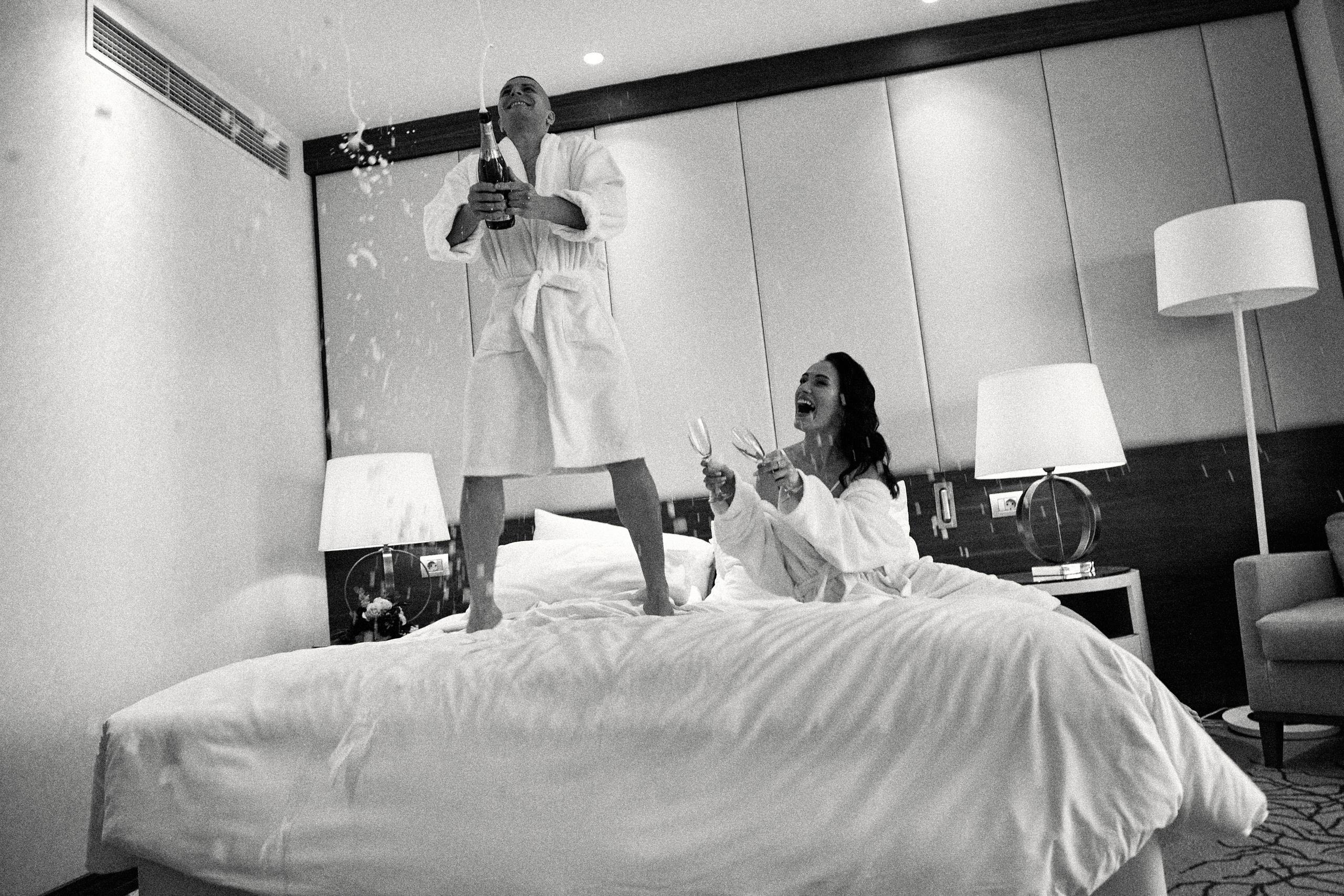 Совместные сборы в отеле. Свадебный и семейный фотограф в Минске и Минской области