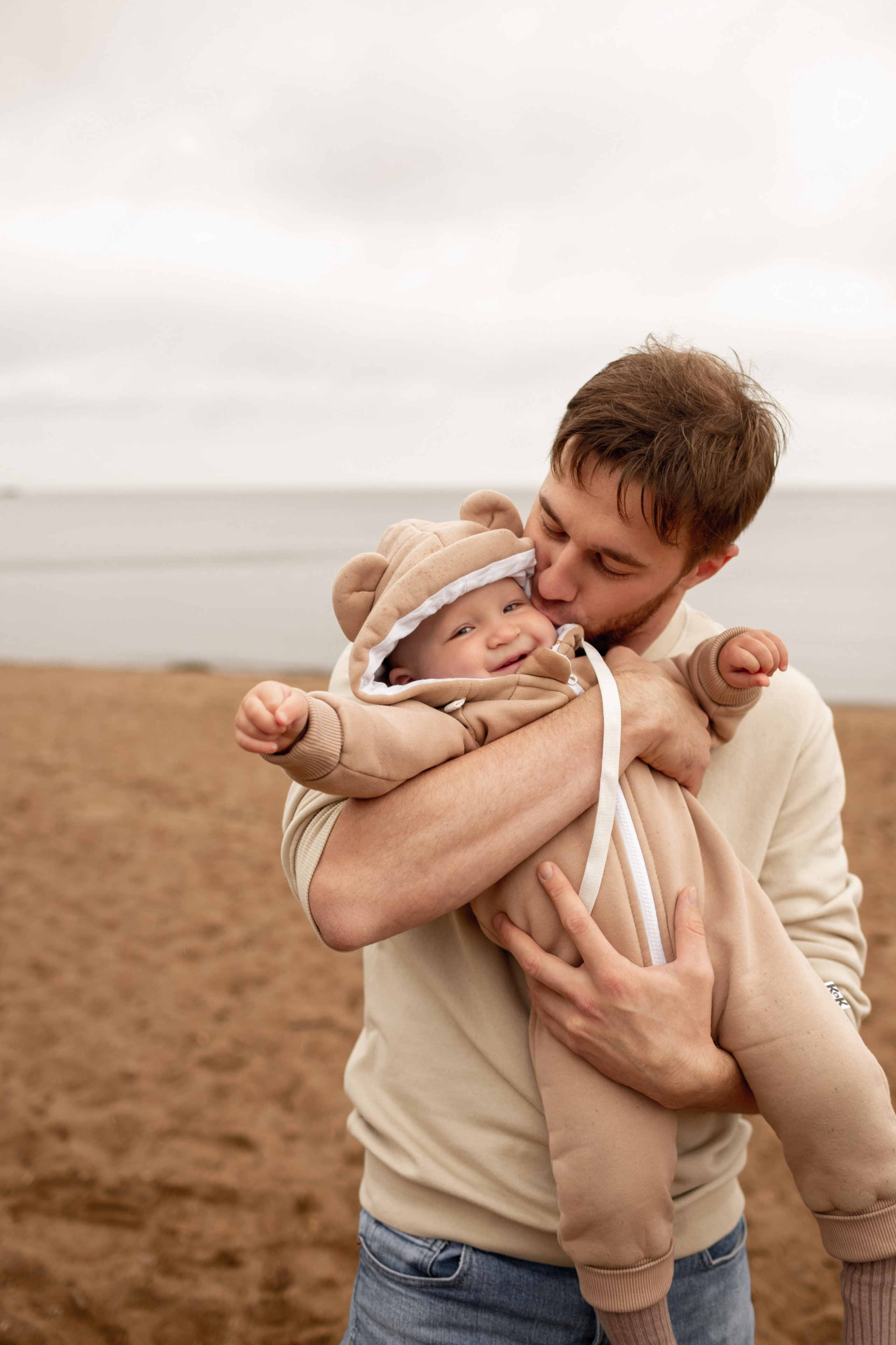 Семейная фотопрогулка на пляже. Свадебный фотограф Кирилл Белый