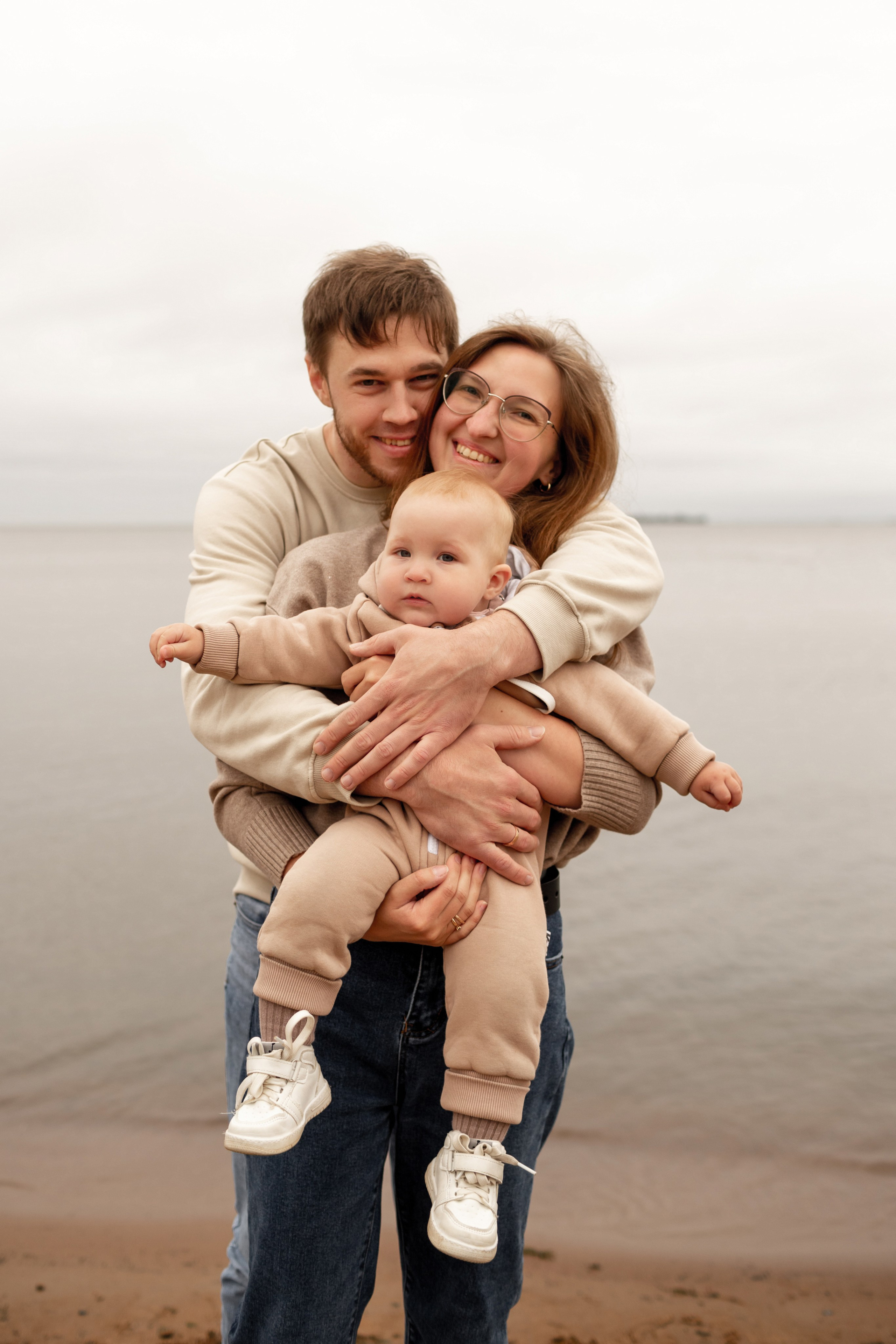 Семейная фотопрогулка на пляже. Свадебный фотограф Кирилл Белый