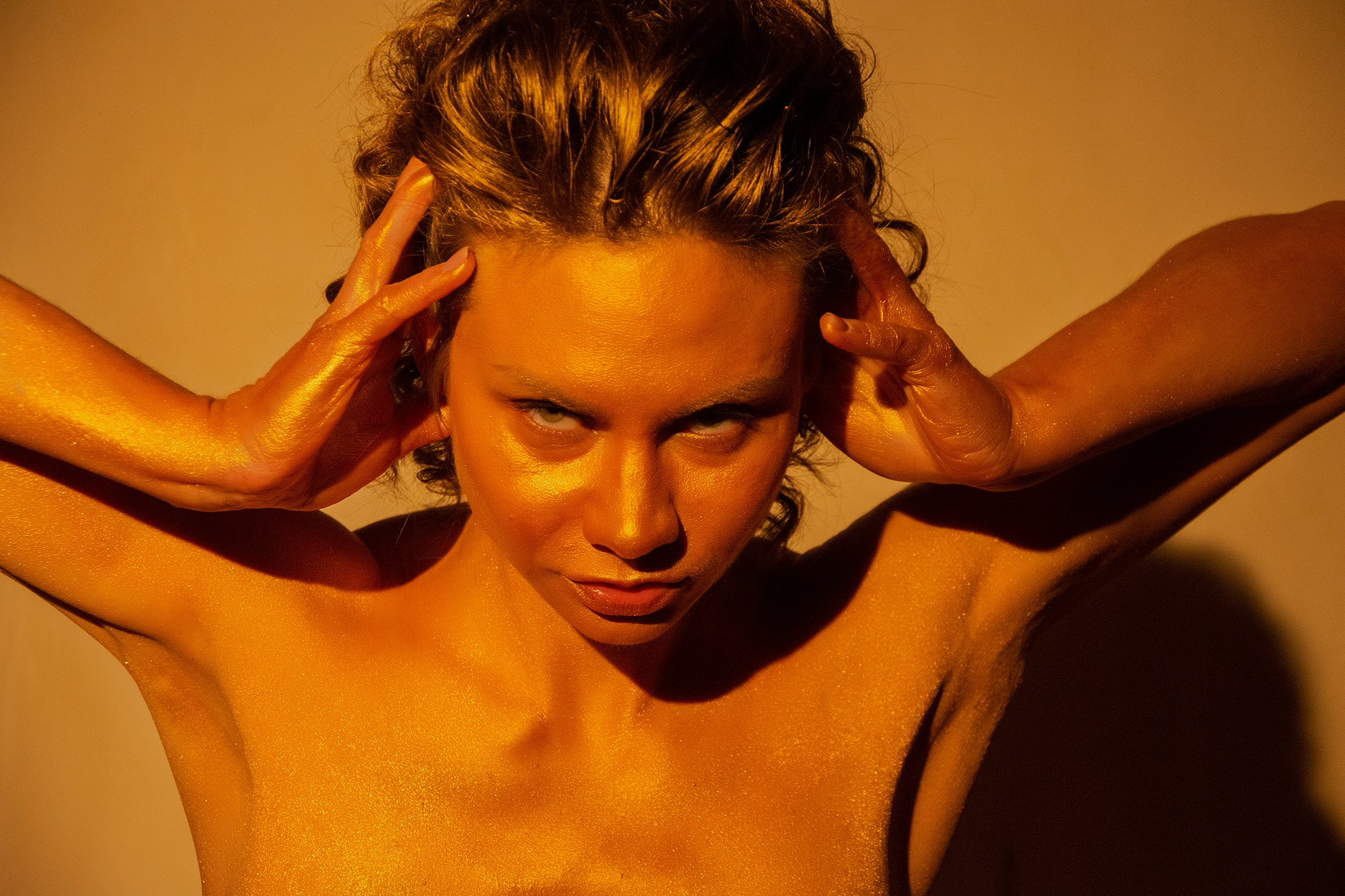 Мария. Фотосессия с золотой краской