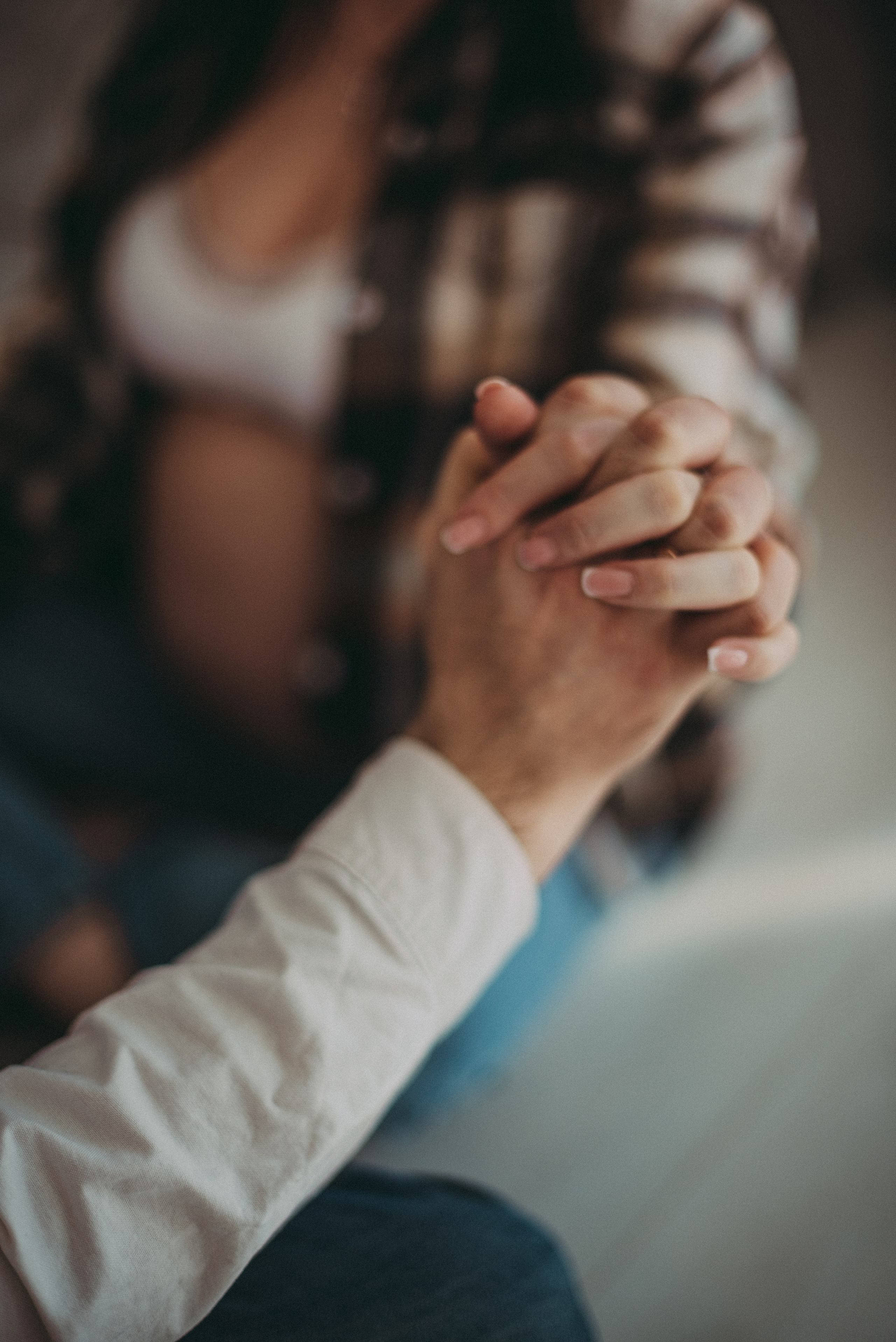 держаться за руки в знак признания дружбы и любви