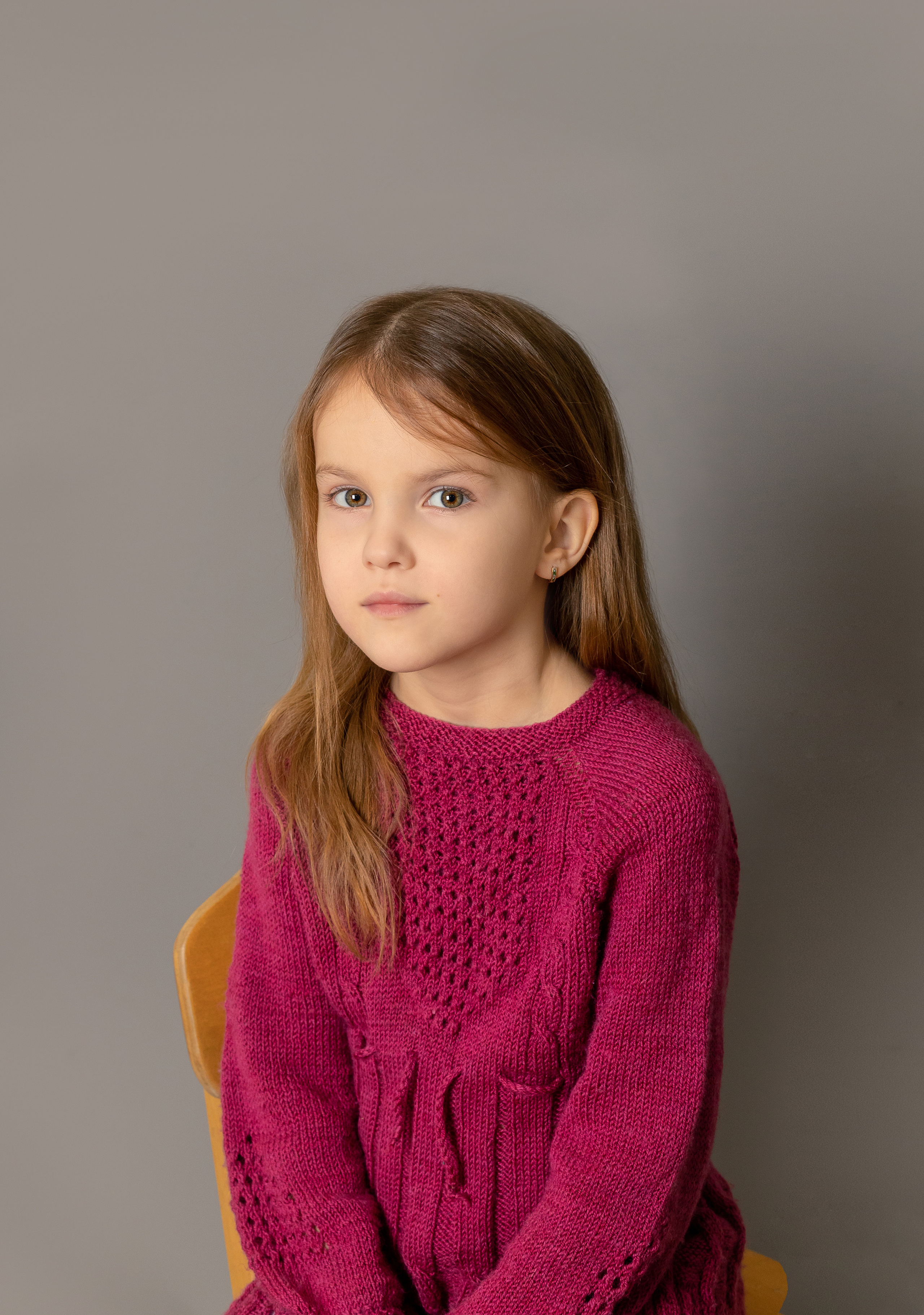 девочка на сером фоне