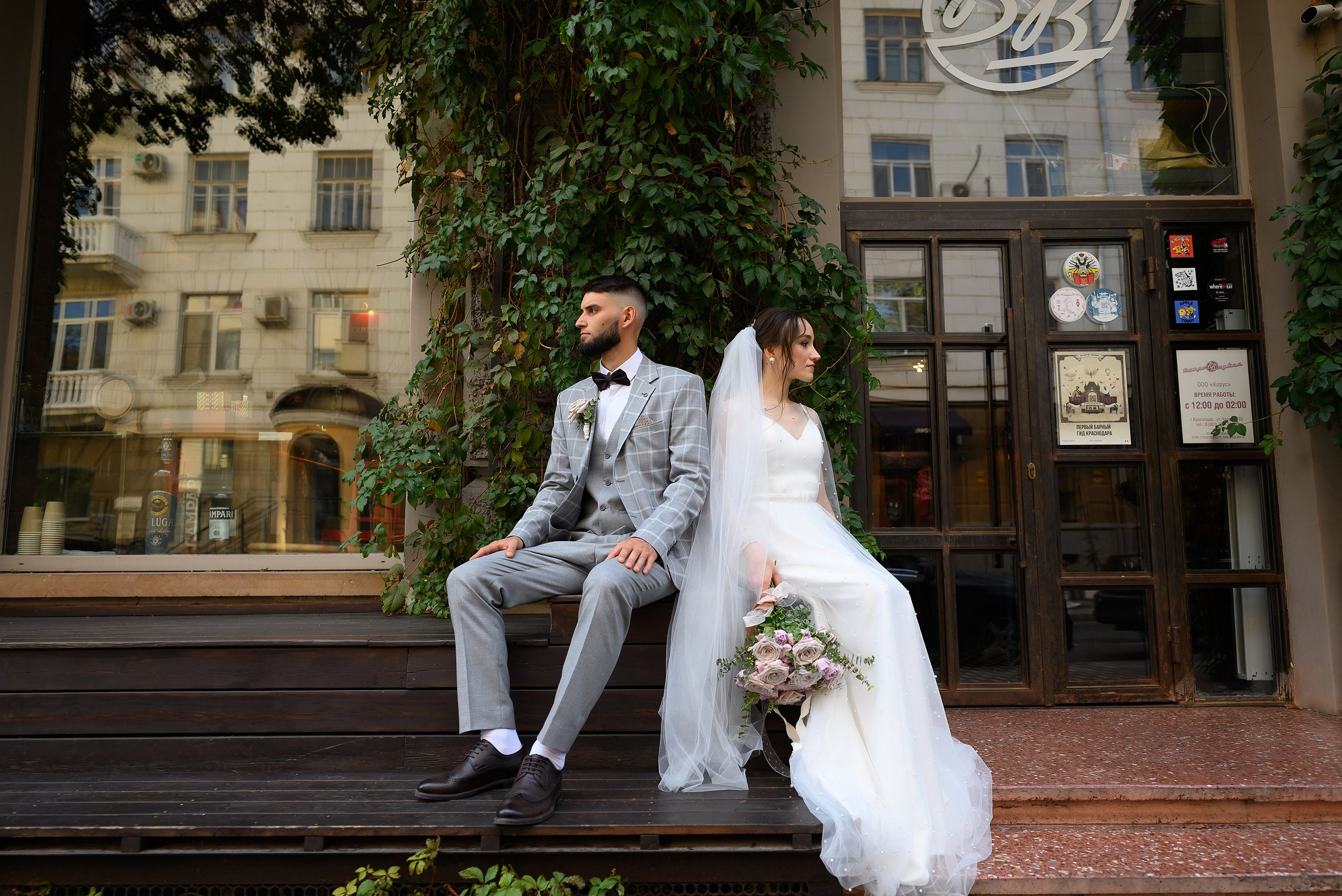 Красиве фото жениха и невесты на улице Чапаева в г. Краснодаре.