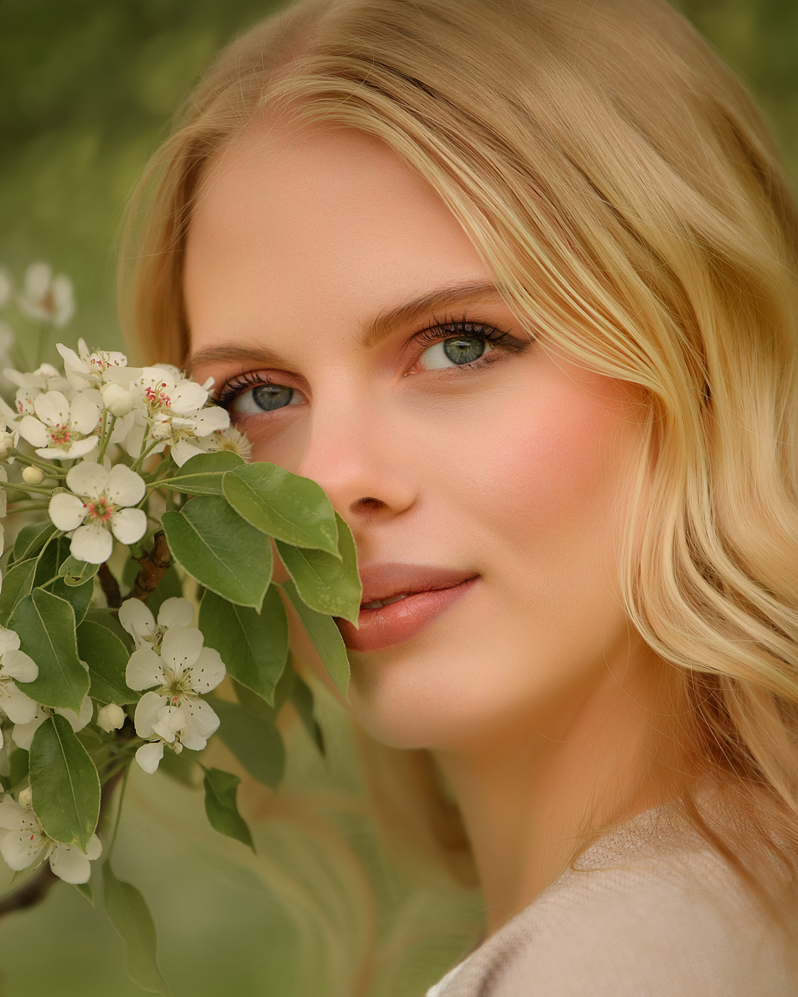 Фотосессия девушки в цветении в музее-заповеднике Коломенское. Женский фотограф в Москве Богдашкина Динара