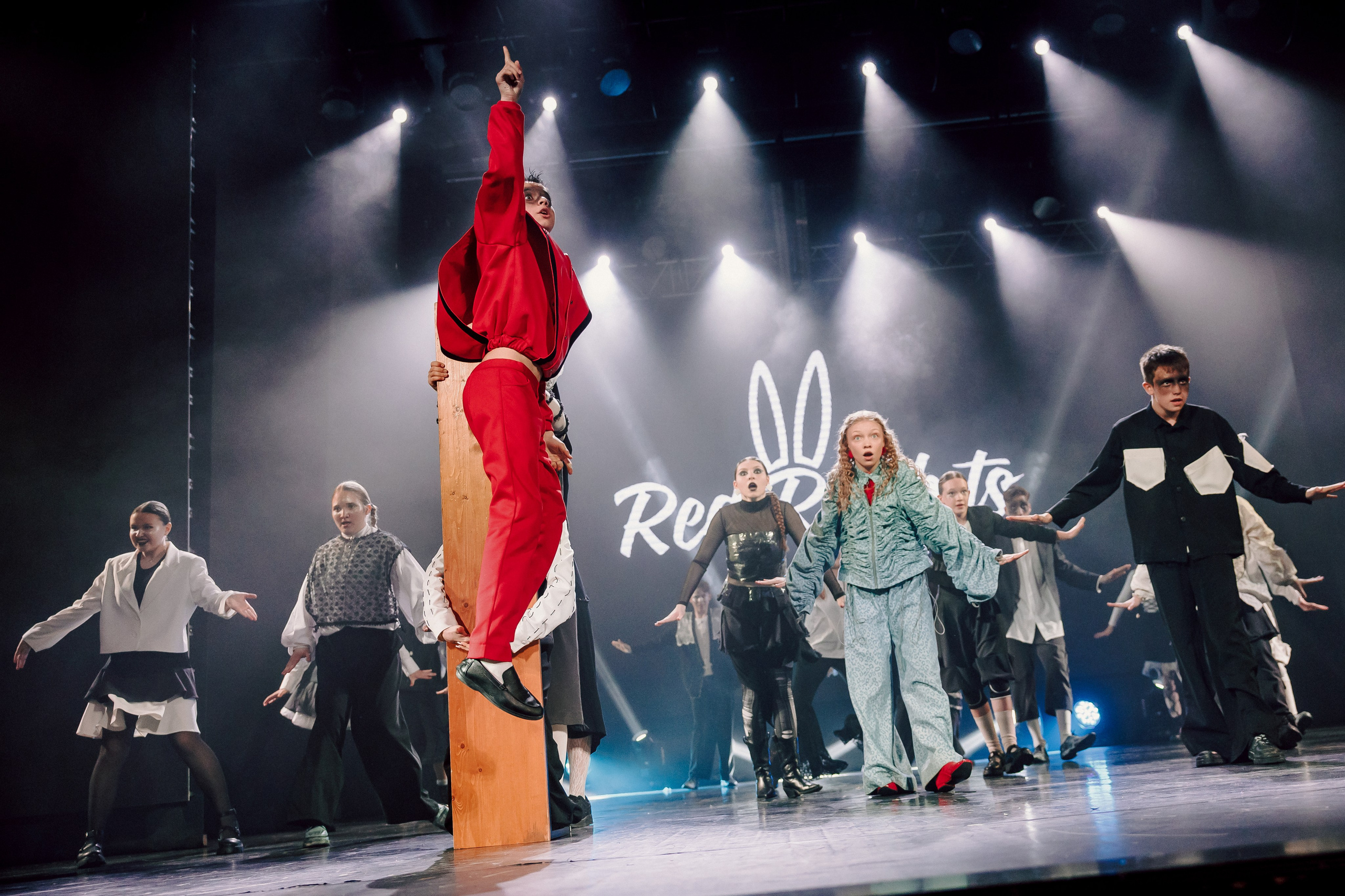 Отчётный концерт танцевальной школы «Red Rabbits» 2025. Лёшка Варзегов — фотограф