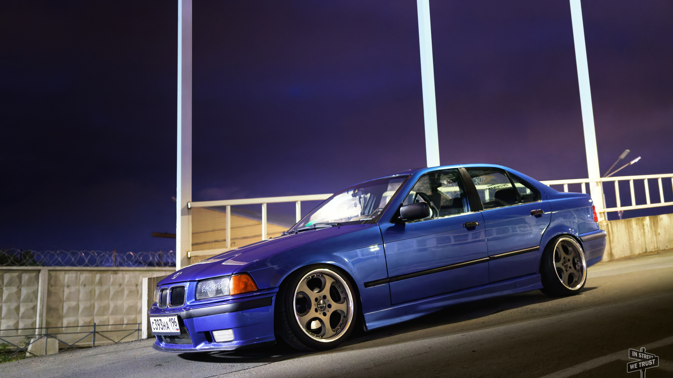 BMW E36 под уличным фонарем. IN STREET WE TRUST