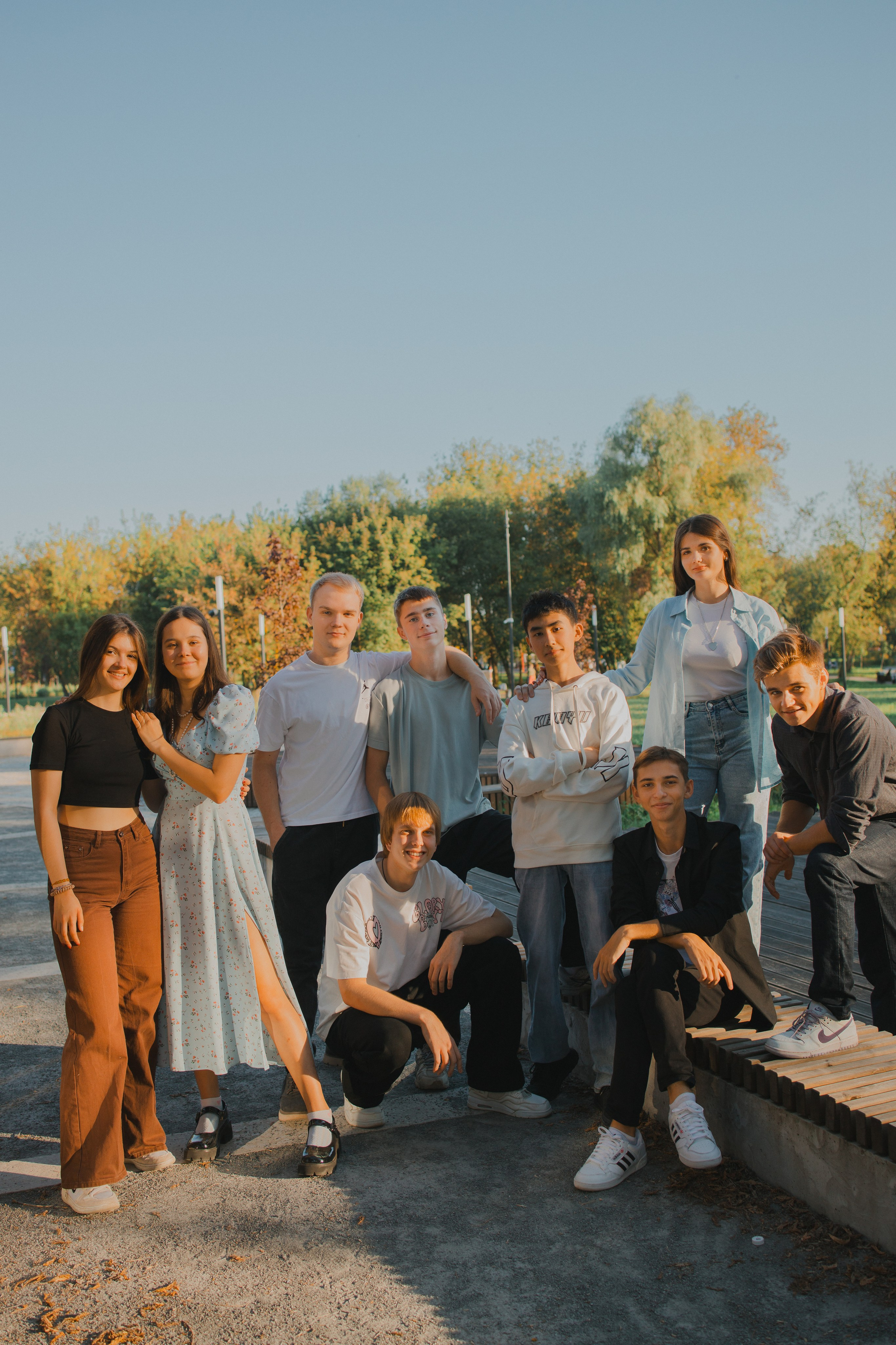 Прогулочная фотосессия на выпускной альбом с 11 классом в Серпухове. Выпускные альбомы в Серпухове