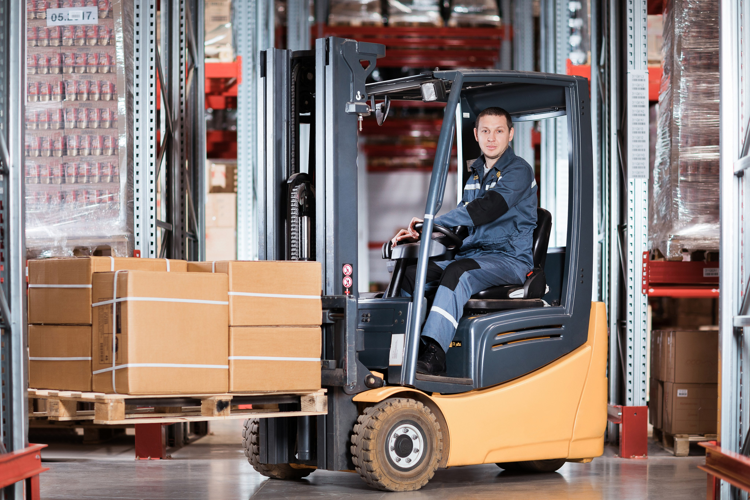 Портрет водителя погрузчика за работой