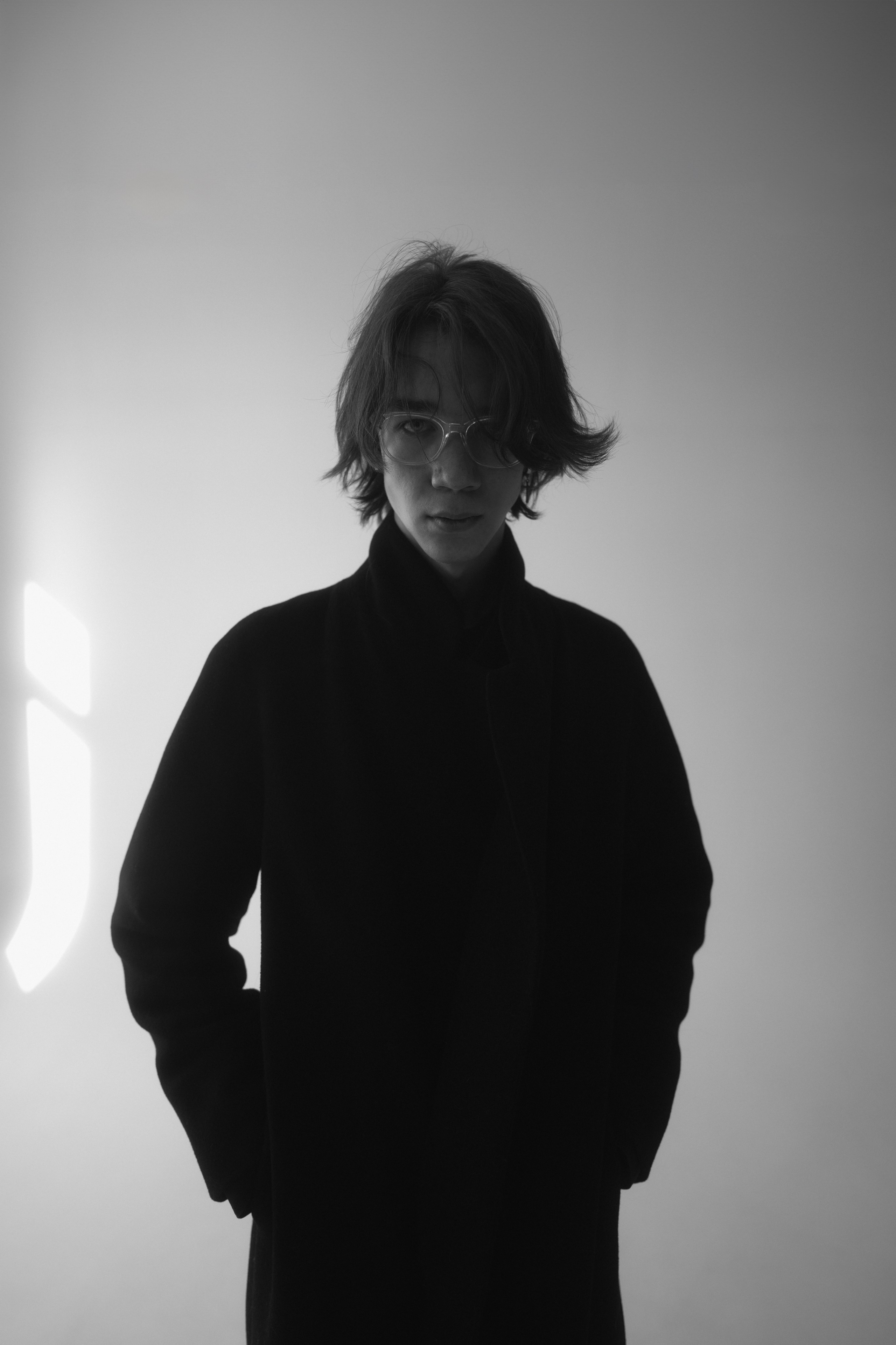 Мужская чб фотосессия в студии на циклораме в Казани