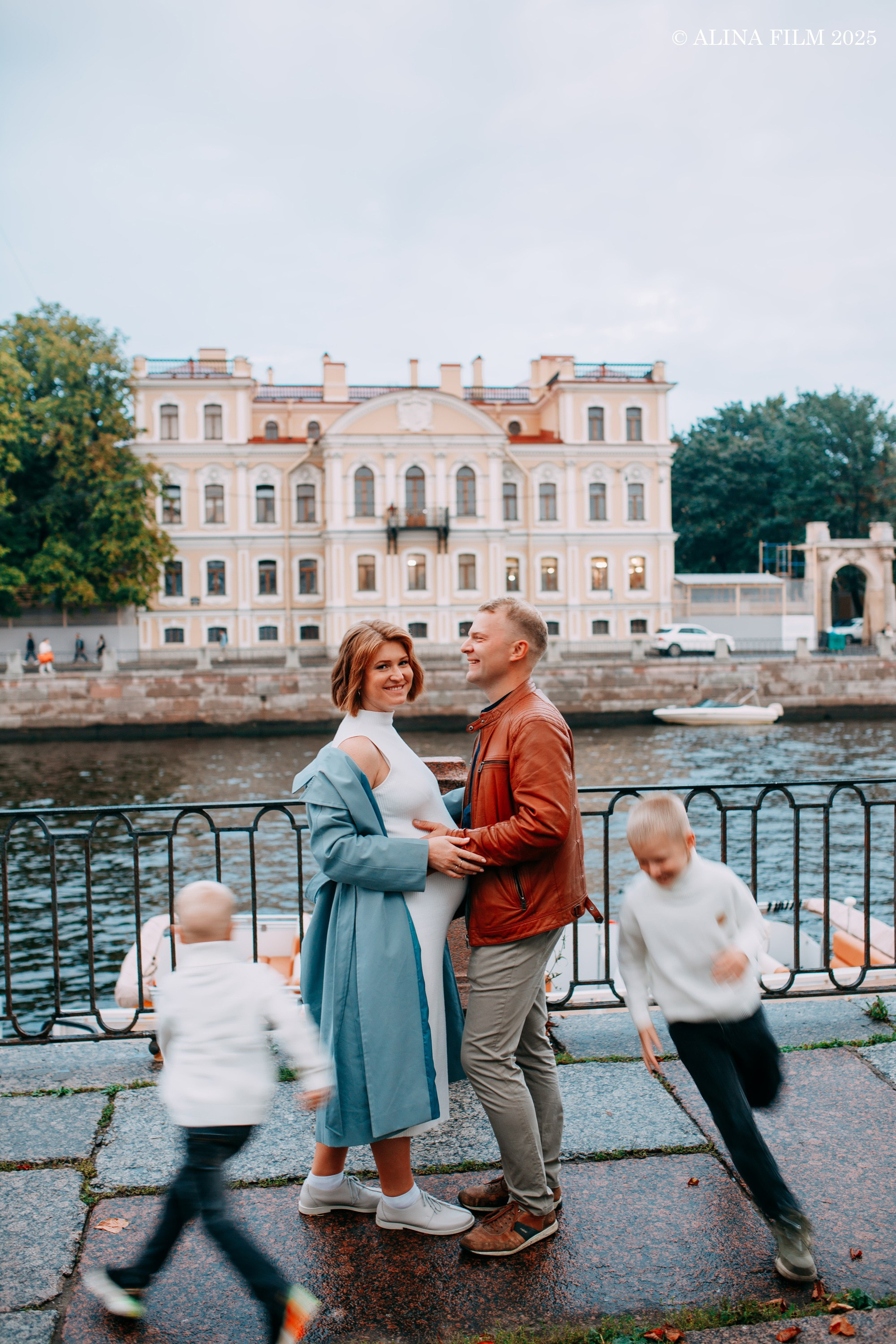 Семейная фотосессия в центре Питера. Фотограф в Санкт-Петербурге Alina Film