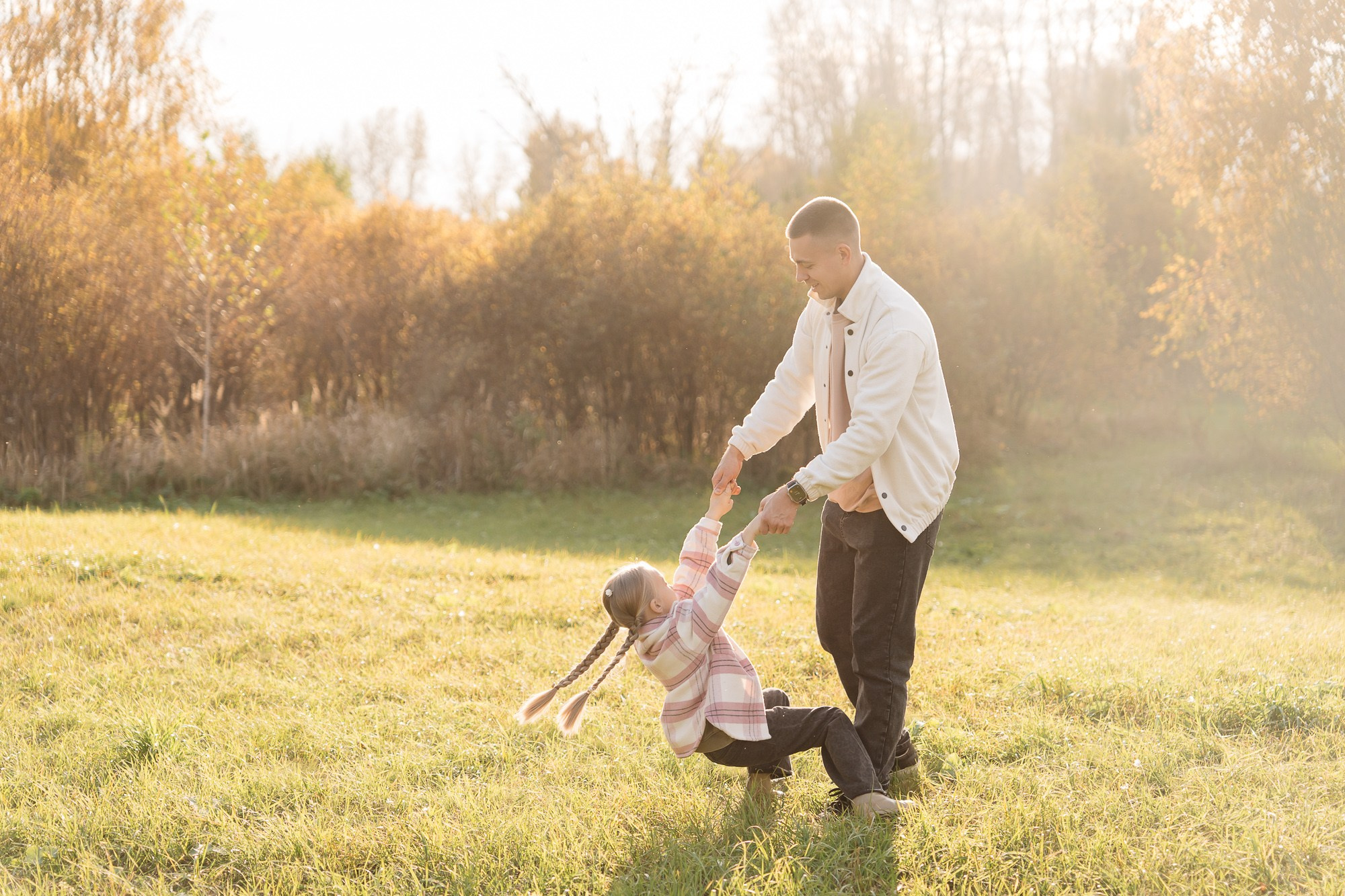 Мира и Тая на прогулке с родителями. Фотограф в Красноярске. Юлия Чаушанская