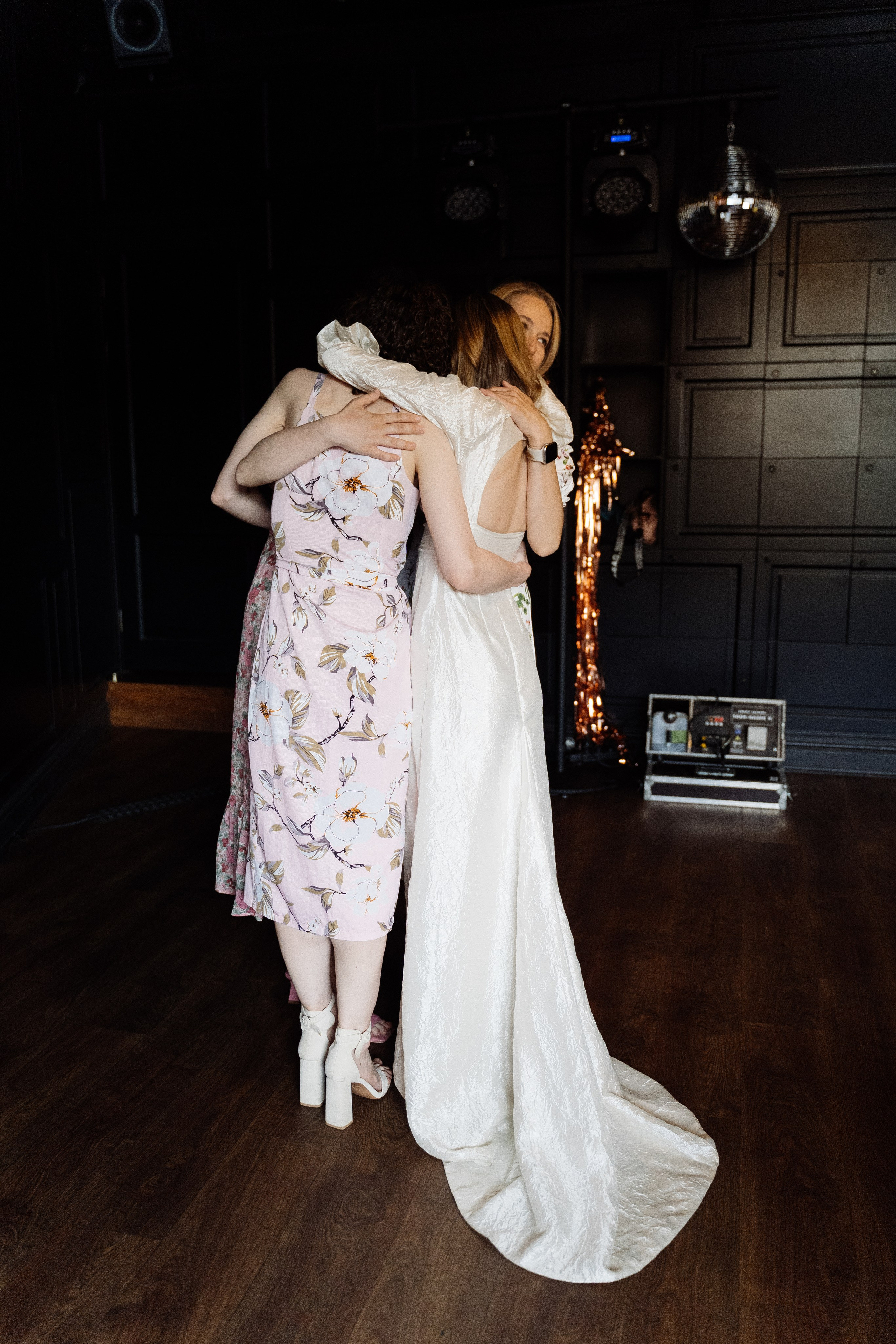 Камерная свадьба на фонтанке в сезонах. Свадебный фотограф организатор в Санкт-Петербурге Ассоль Опарина