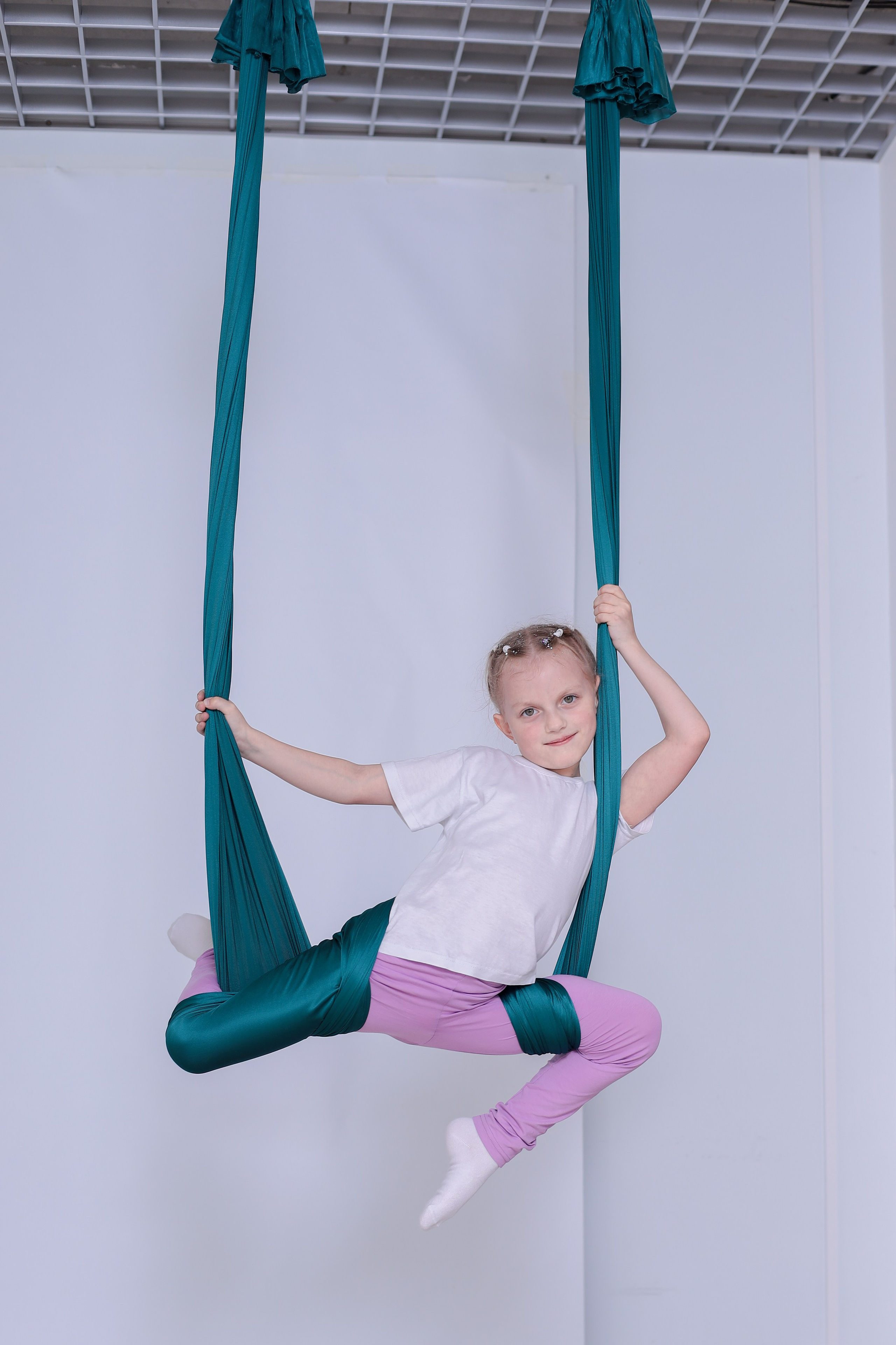 Детская аэройога. Фотограф Надршина Лилия