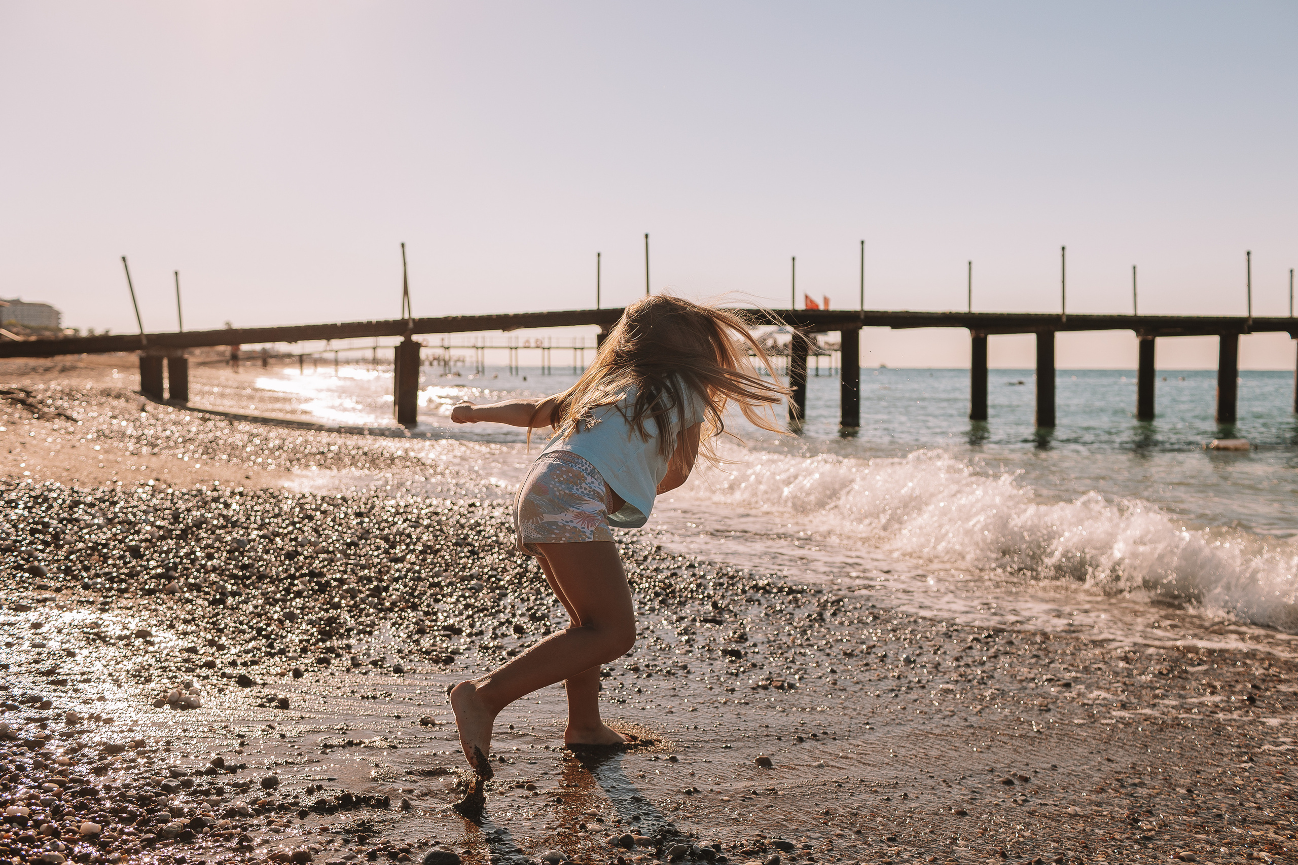 Пляж Сиде (бабушка и внучка). Семейный фотограф Тюмень, фотограф на роды Салмина Мария