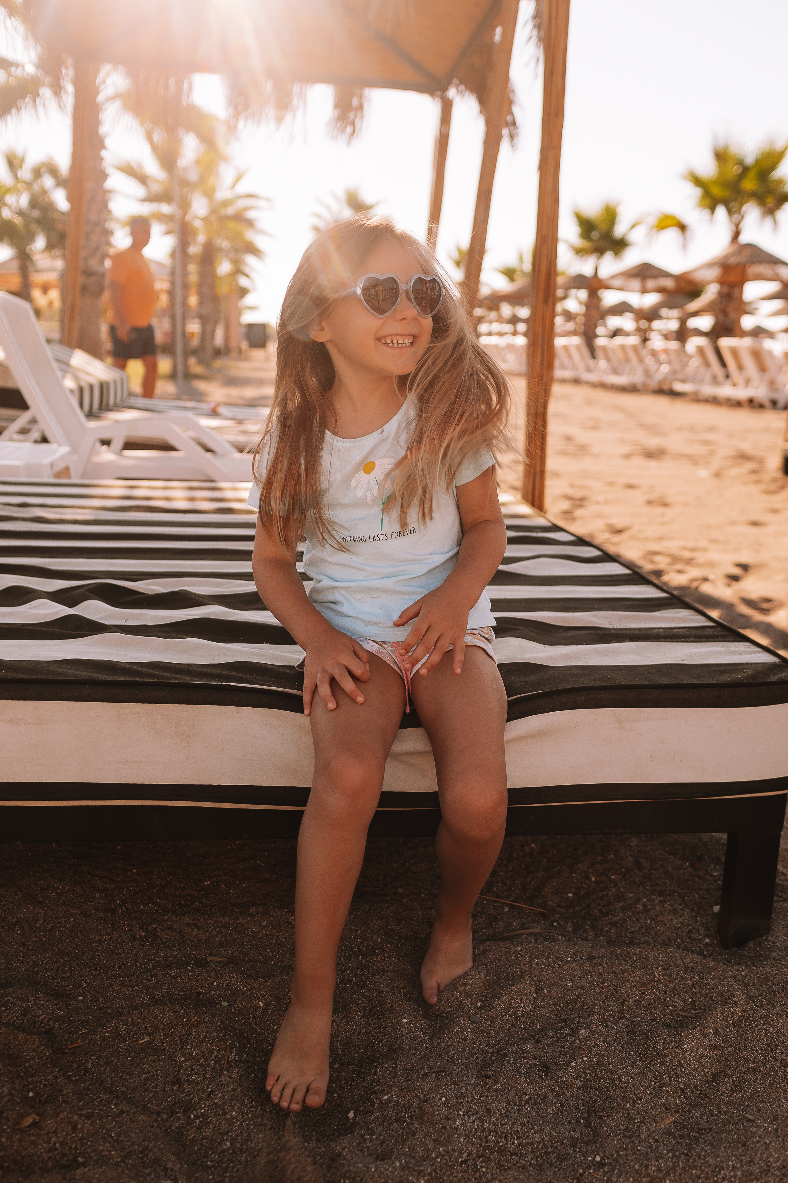 Пляж Сиде (бабушка и внучка). Семейный фотограф Тюмень, фотограф на роды Салмина Мария