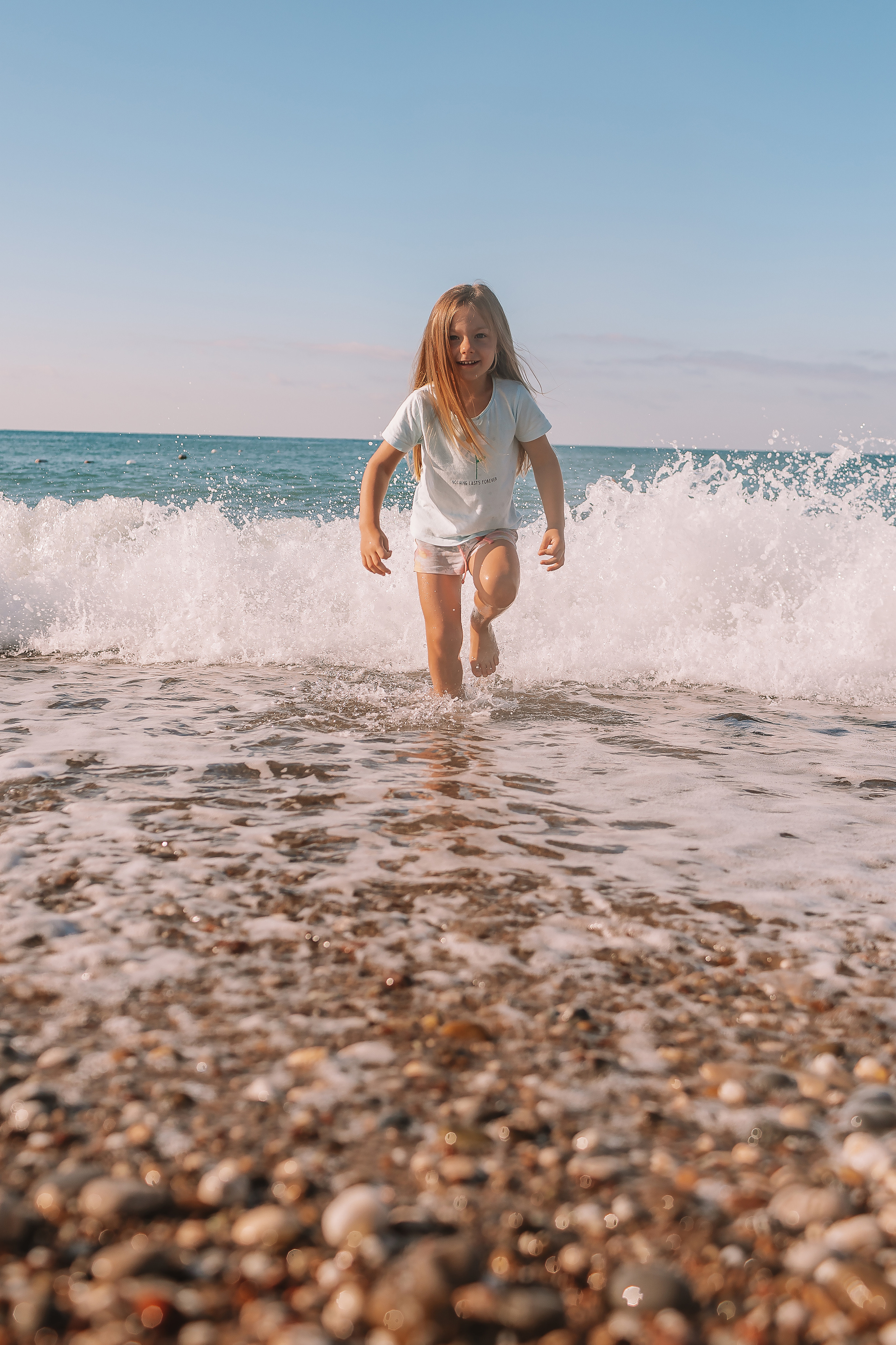 Пляж Сиде (бабушка и внучка). Семейный фотограф Тюмень, фотограф на роды Салмина Мария
