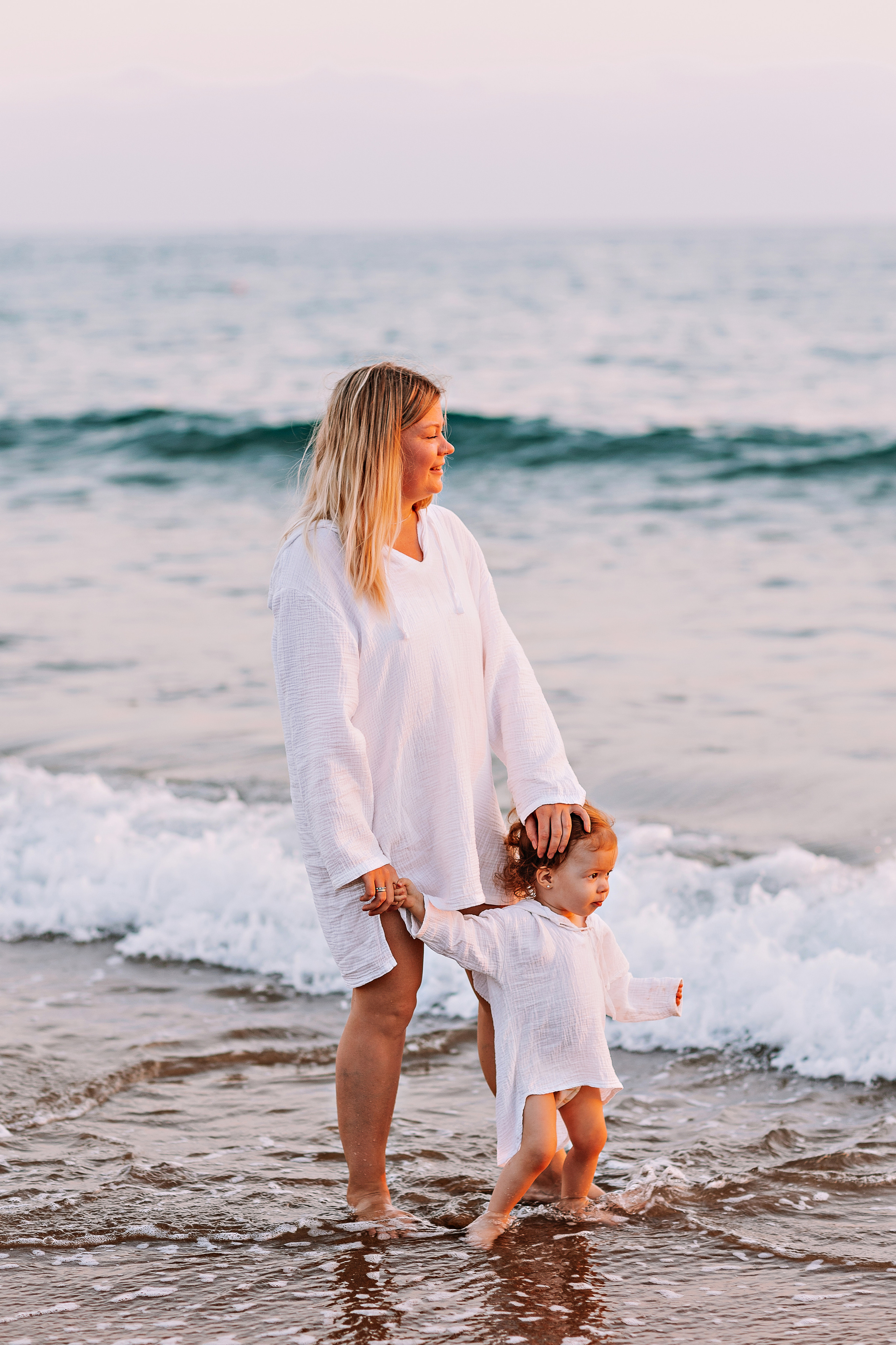 Сиде с малышкой. Семейный фотограф Тюмень, фотограф на роды Салмина Мария