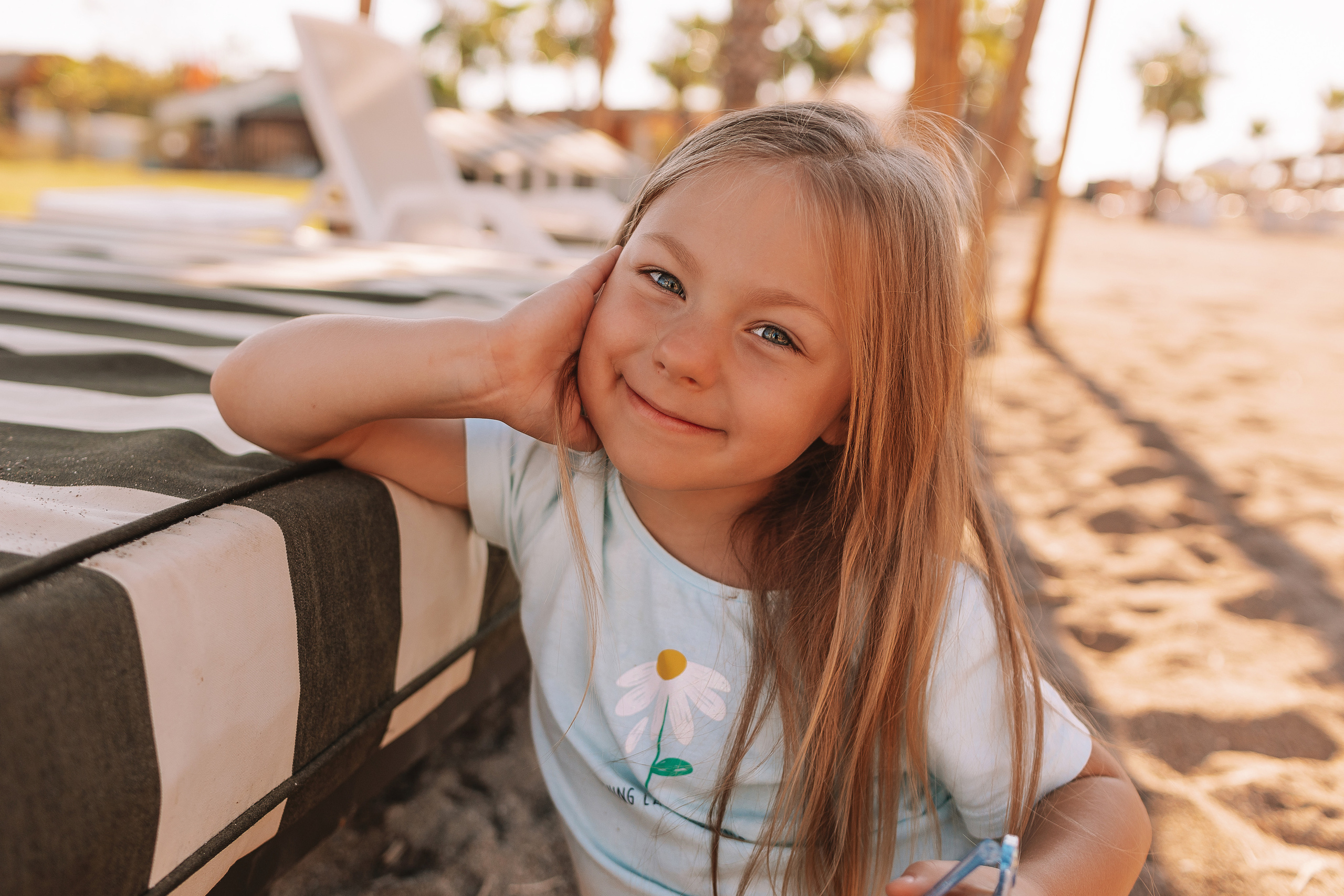 Пляж Сиде (бабушка и внучка). Семейный фотограф Тюмень, фотограф на роды Салмина Мария