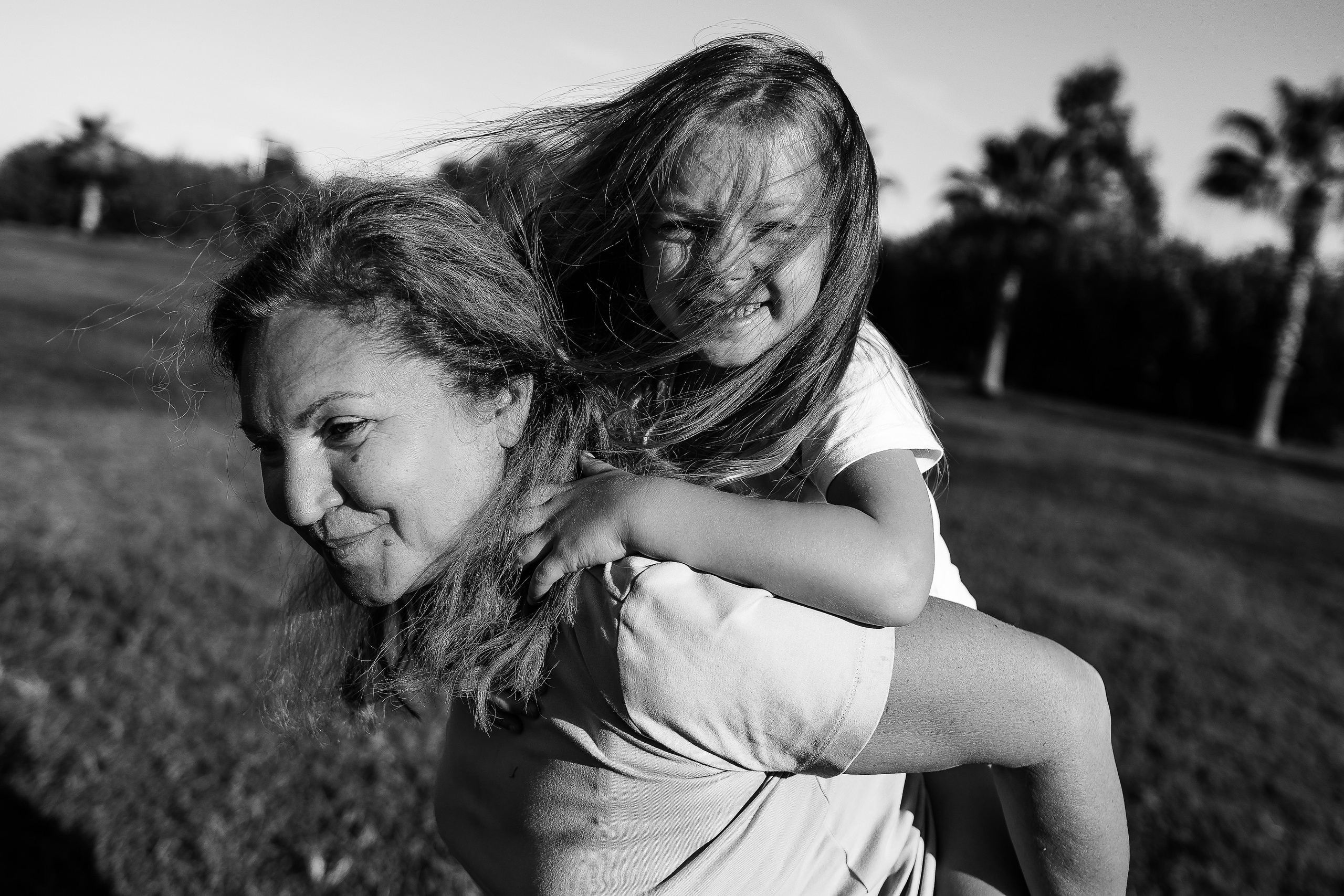 Пляж Сиде (бабушка и внучка). Семейный фотограф Тюмень, фотограф на роды Салмина Мария