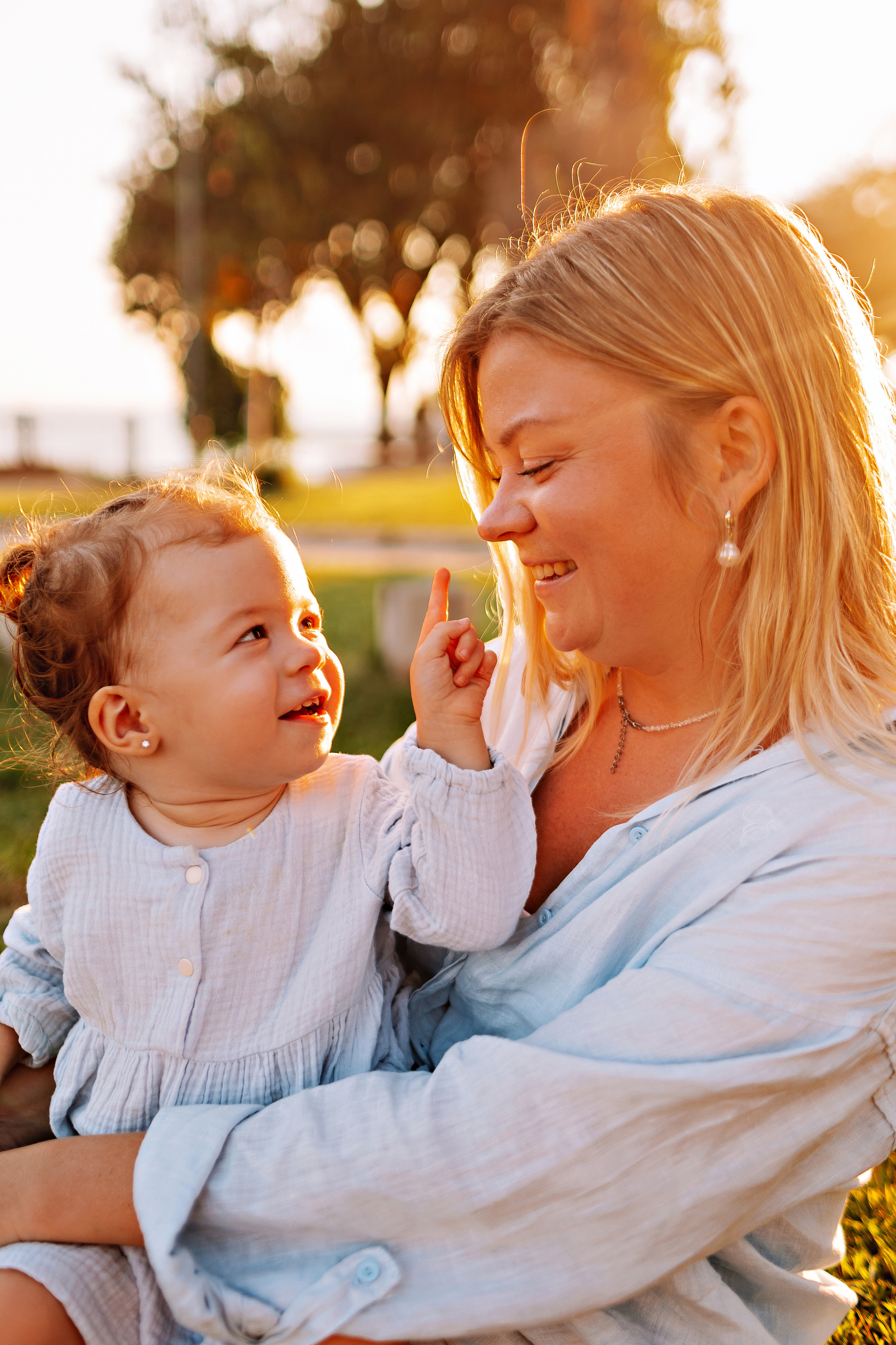 Сиде с малышкой. Семейный фотограф Тюмень, фотограф на роды Салмина Мария