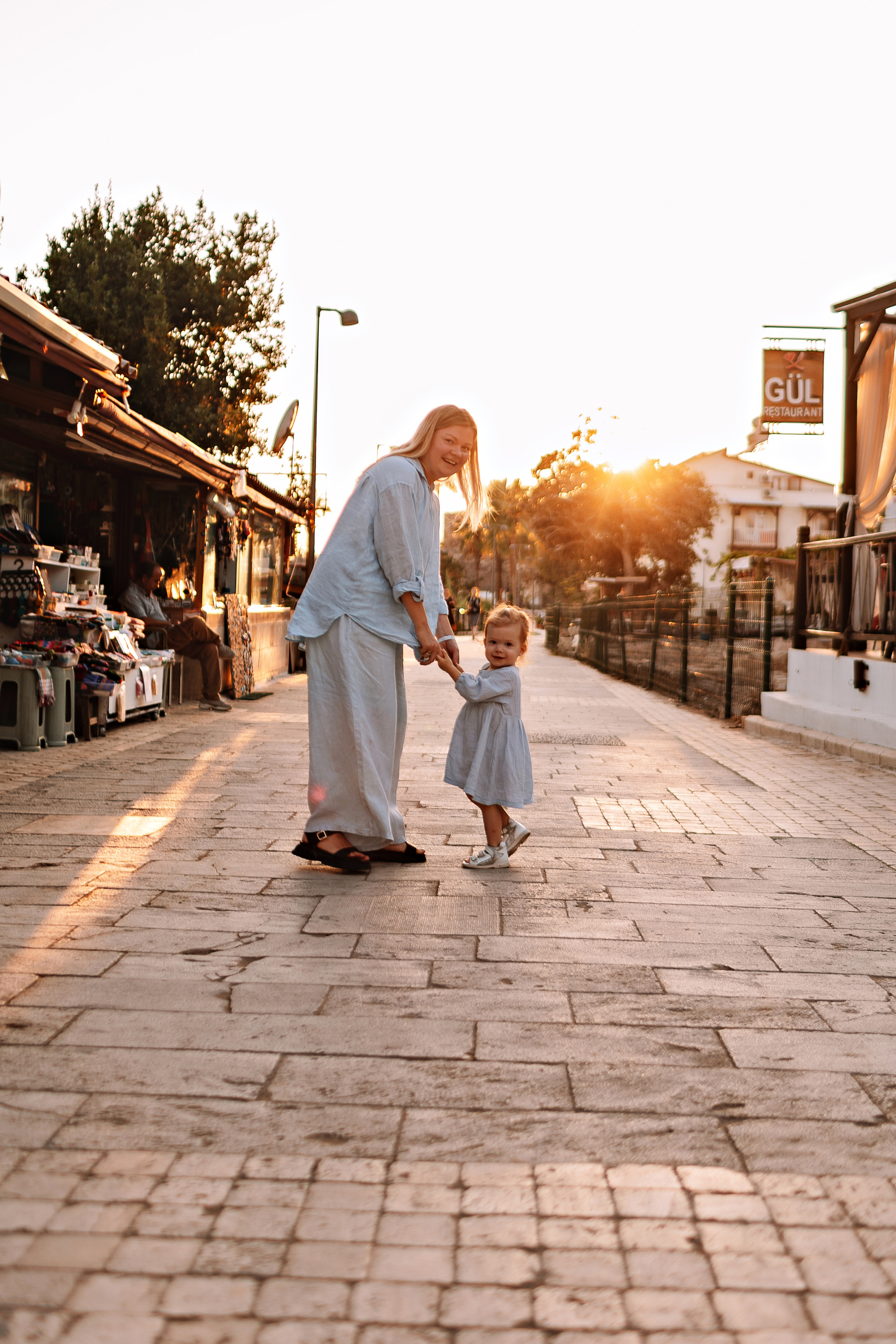 Сиде с малышкой. Семейный фотограф Тюмень, фотограф на роды Салмина Мария