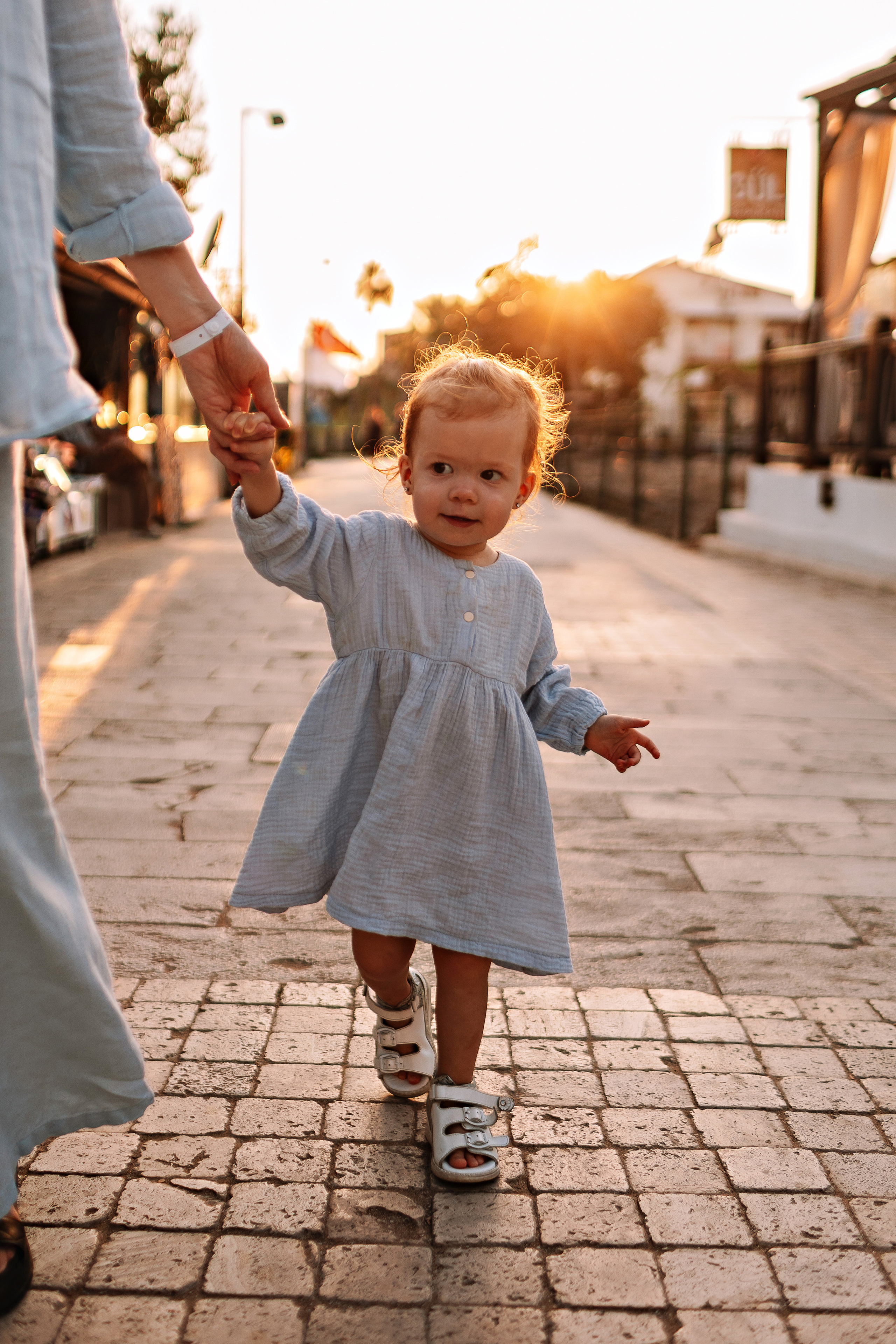 Сиде с малышкой. Семейный фотограф Тюмень, фотограф на роды Салмина Мария