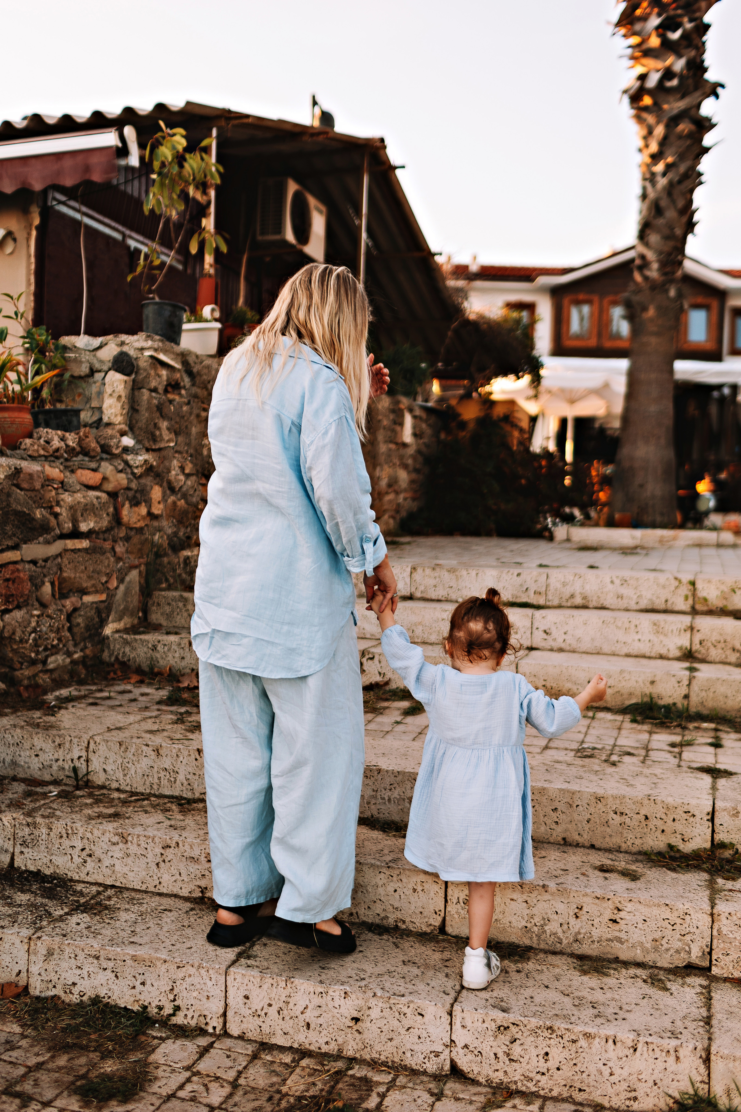 Сиде с малышкой. Семейный фотограф Тюмень, фотограф на роды Салмина Мария