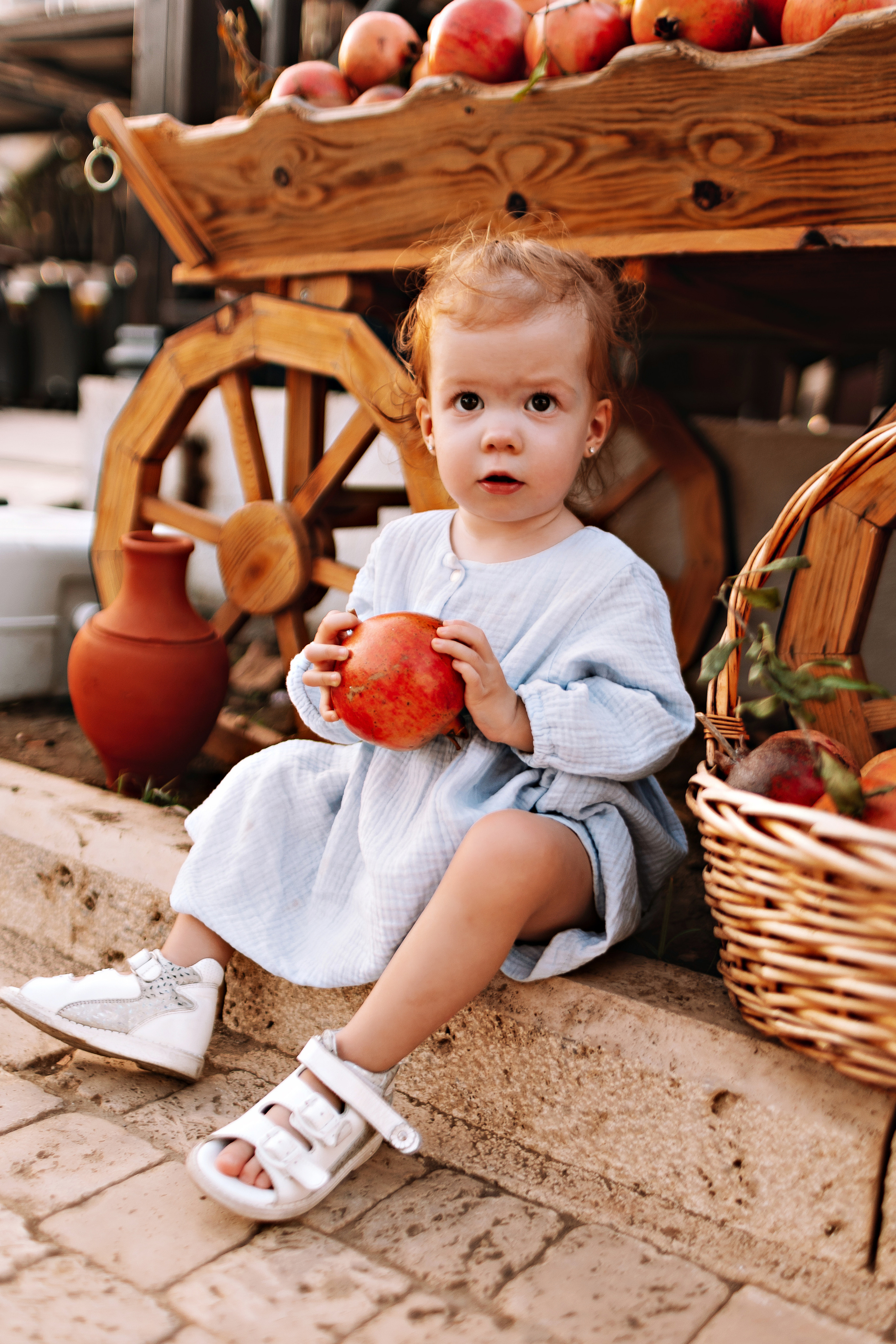 Сиде с малышкой. Семейный фотограф Тюмень, фотограф на роды Салмина Мария