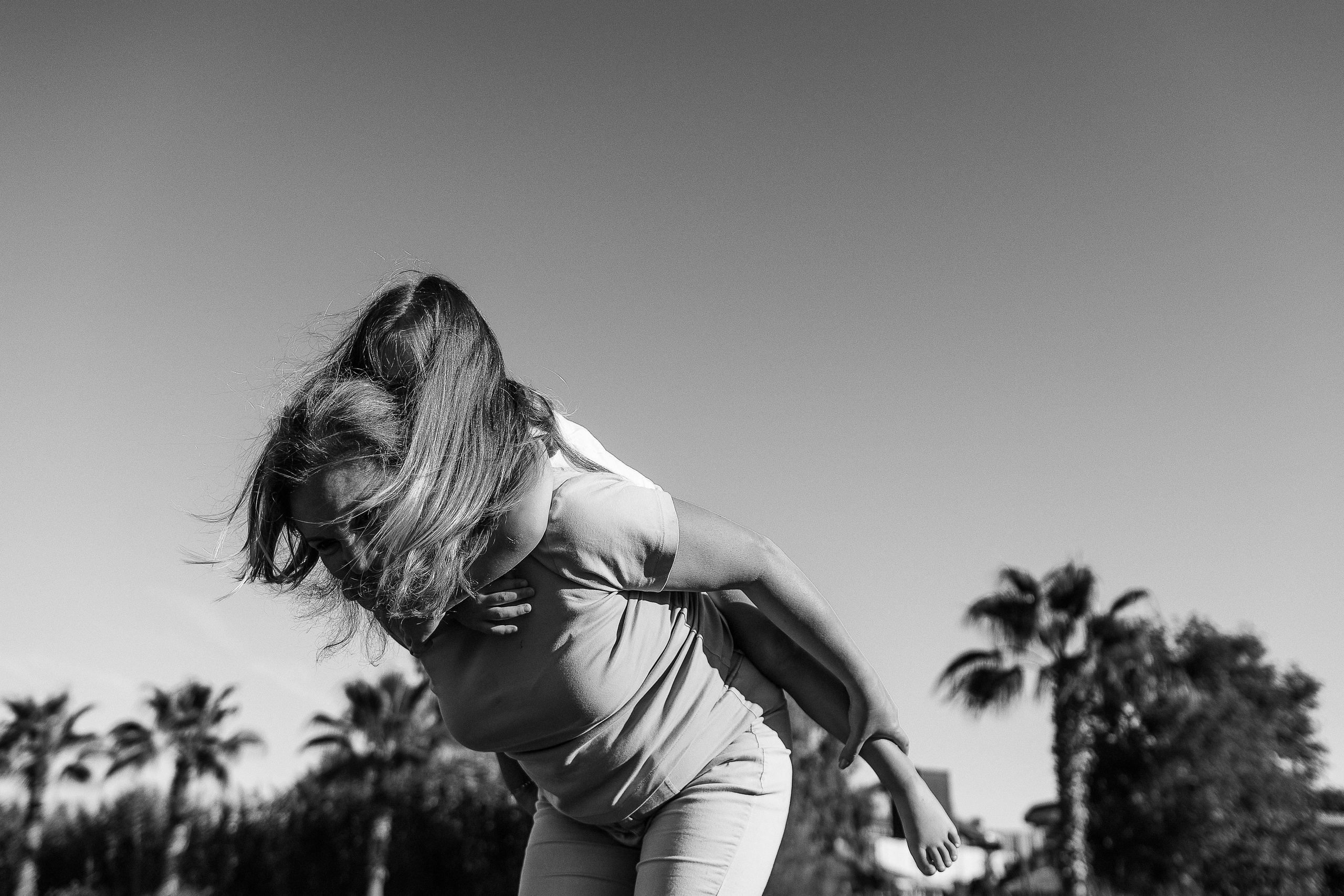 Пляж Сиде (бабушка и внучка). Семейный фотограф Тюмень, фотограф на роды Салмина Мария