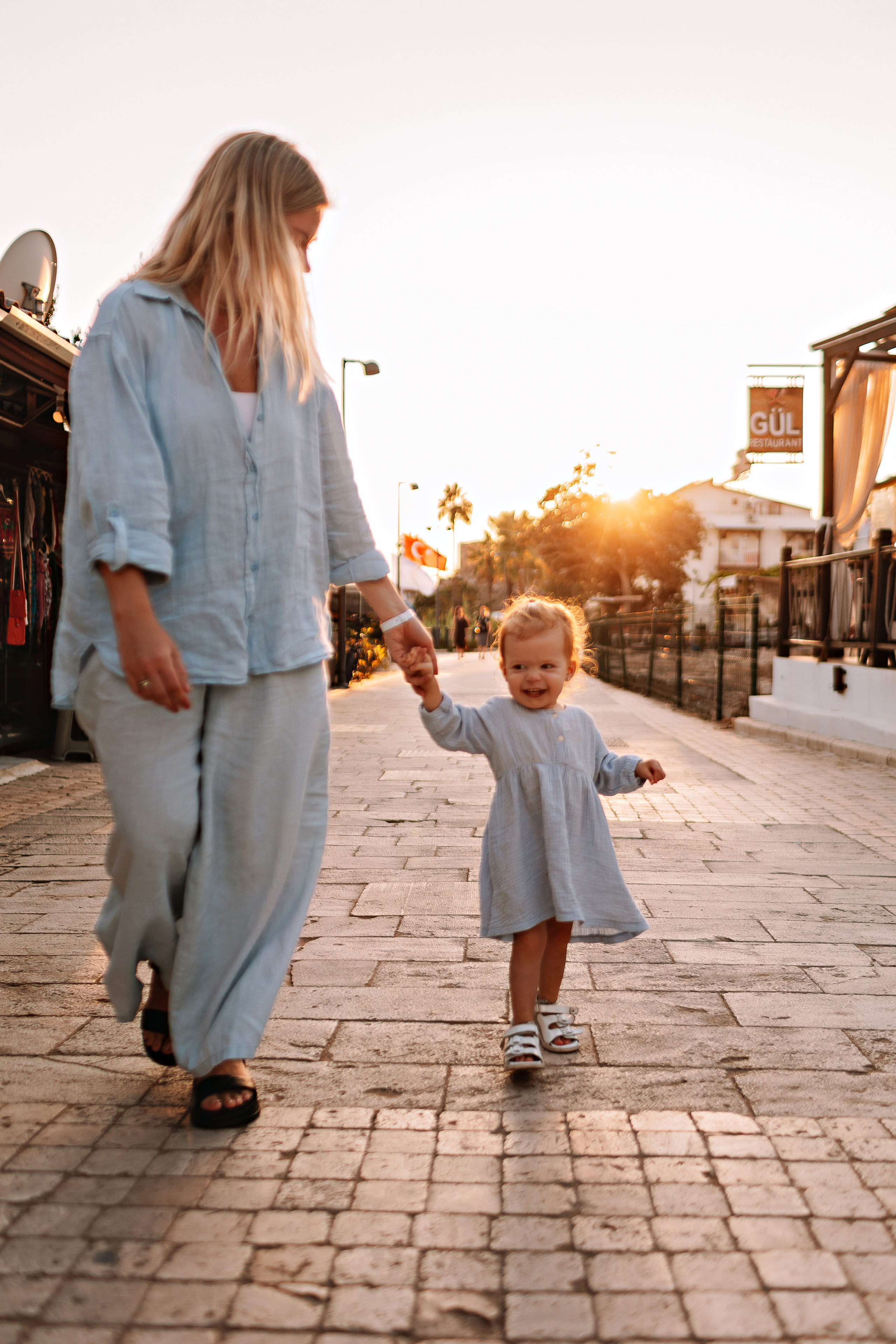 Сиде с малышкой. Семейный фотограф Тюмень, фотограф на роды Салмина Мария