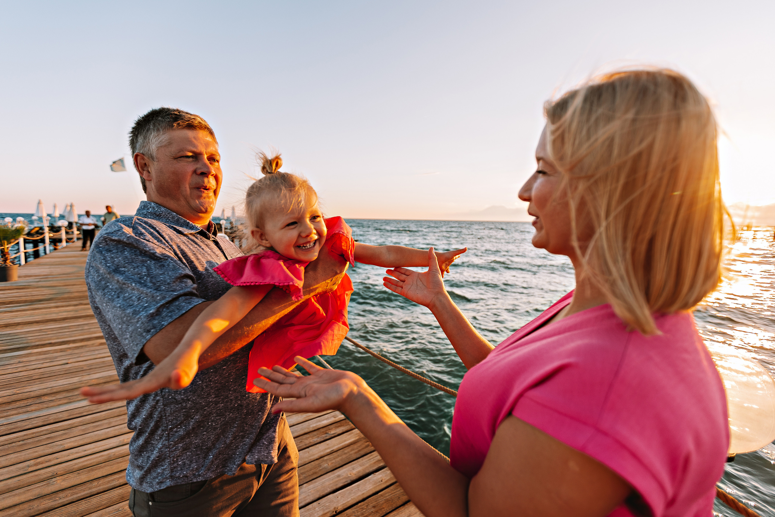 Семейная на берегу. Семейный фотограф Тюмень, фотограф на роды Салмина Мария
