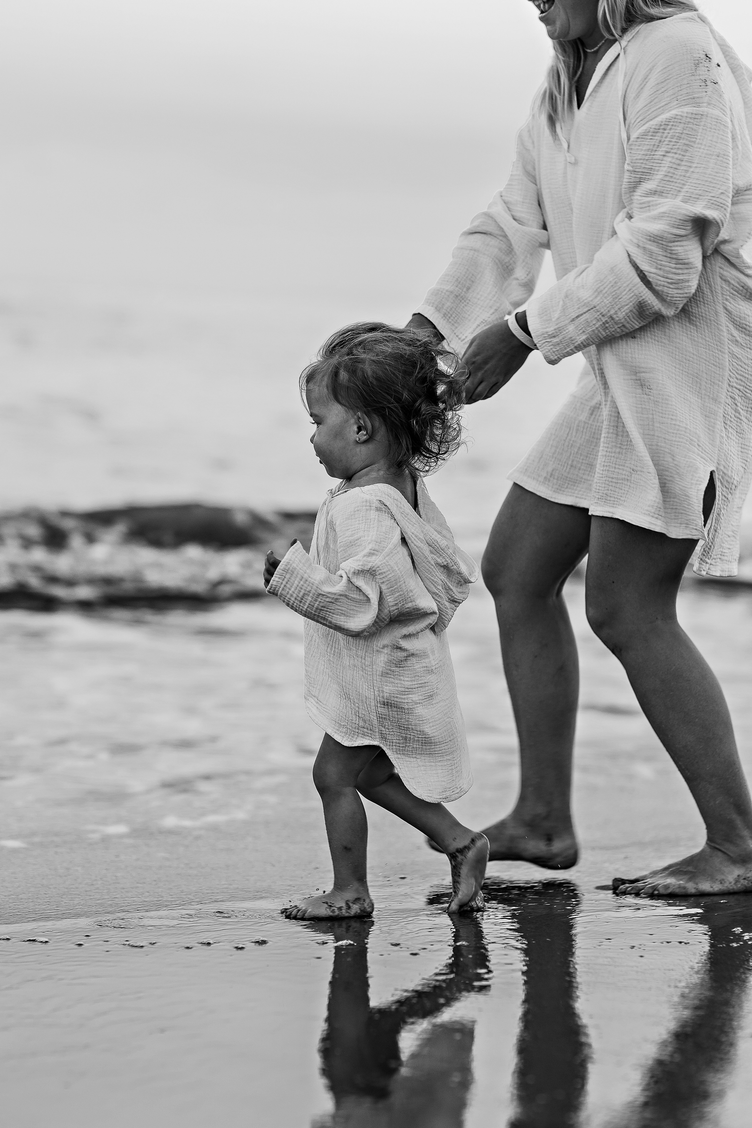 Сиде с малышкой. Семейный фотограф Тюмень, фотограф на роды Салмина Мария