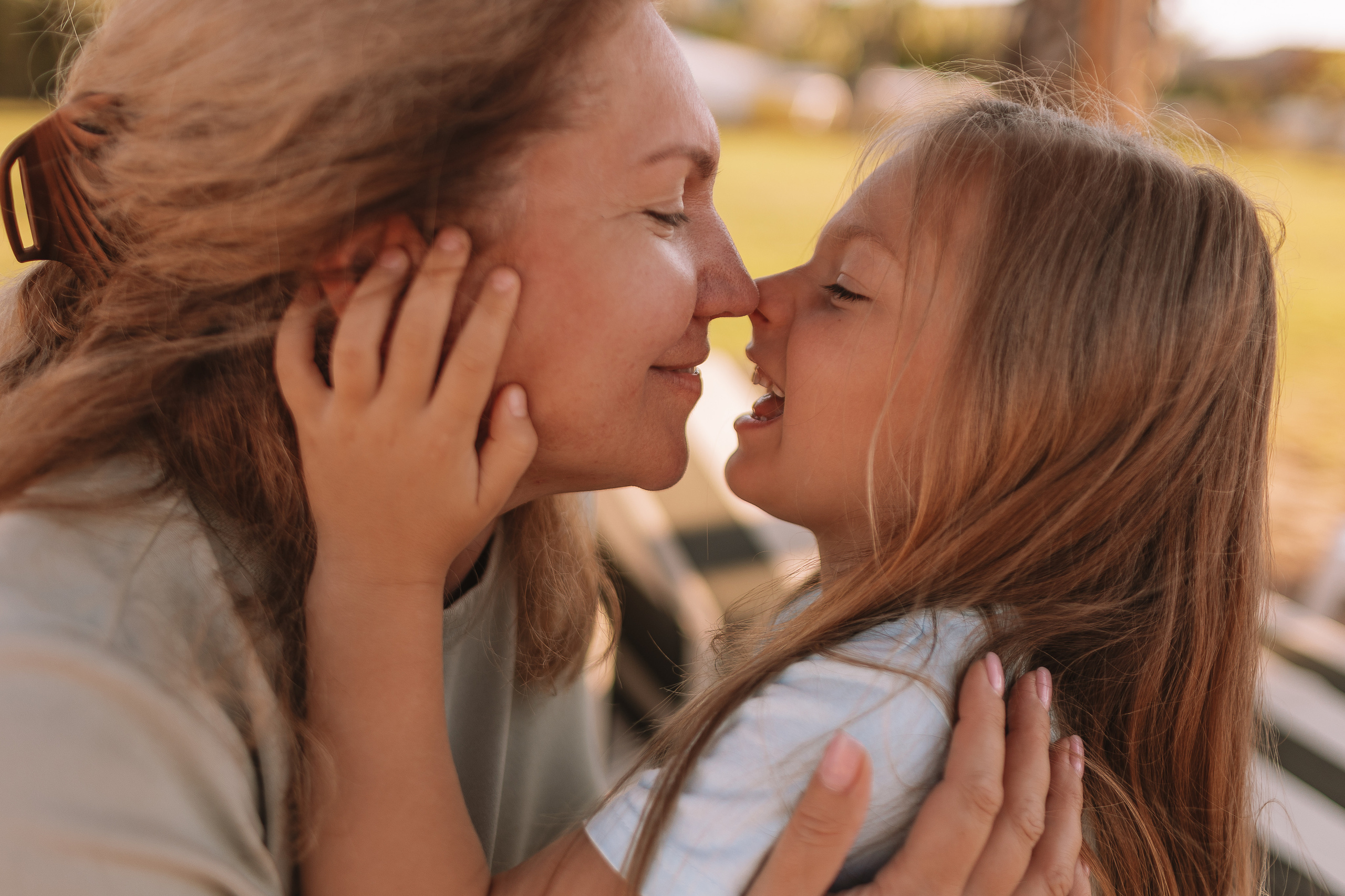 Пляж Сиде (бабушка и внучка). Семейный фотограф Тюмень, фотограф на роды Салмина Мария