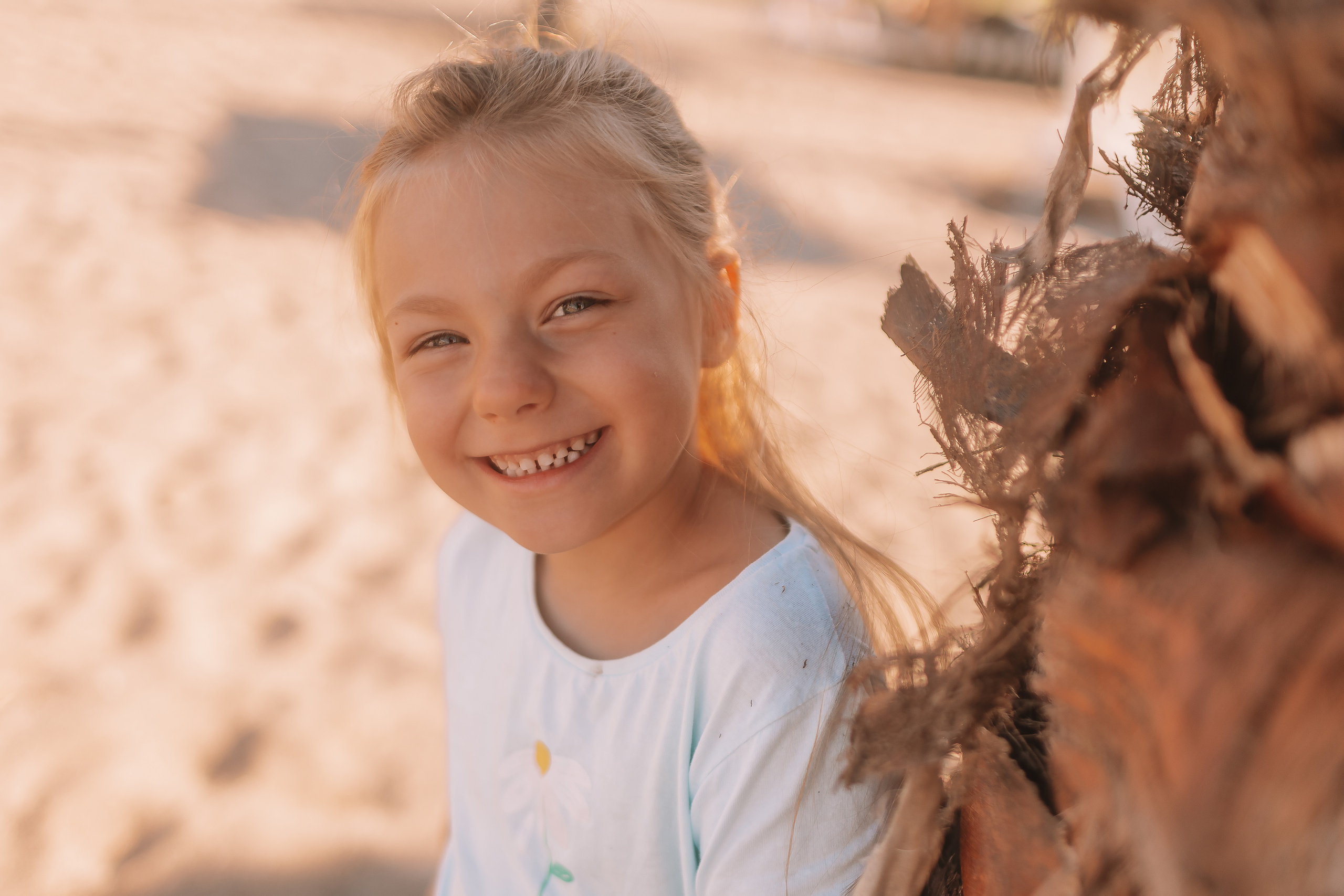 Пляж Сиде (бабушка и внучка). Семейный фотограф Тюмень, фотограф на роды Салмина Мария