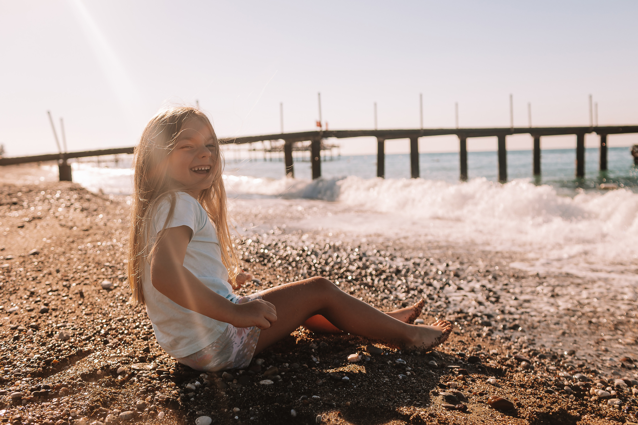 Пляж Сиде (бабушка и внучка). Семейный фотограф Тюмень, фотограф на роды Салмина Мария