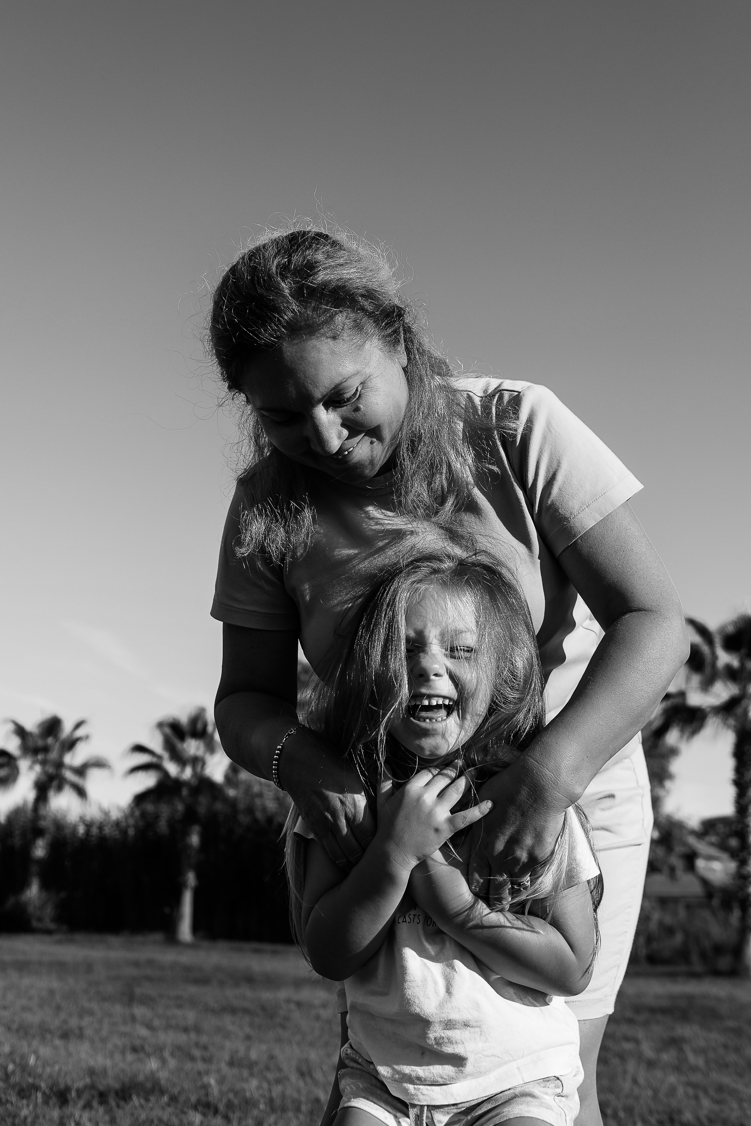 Пляж Сиде (бабушка и внучка). Семейный фотограф Тюмень, фотограф на роды Салмина Мария