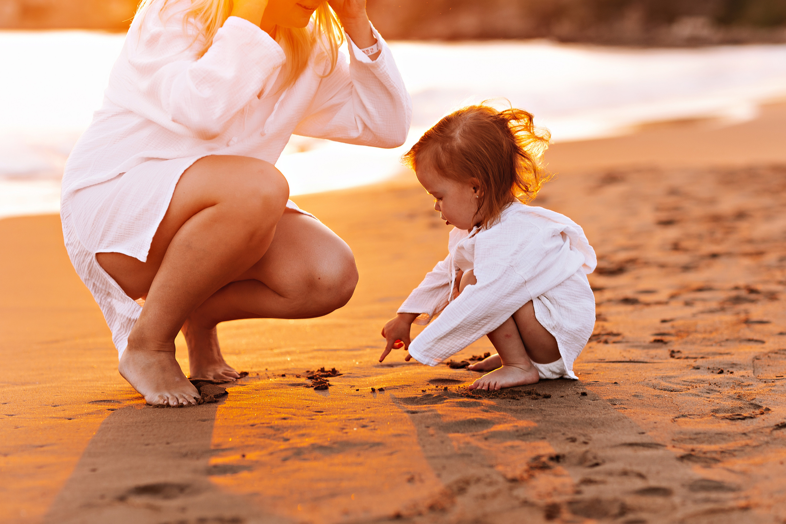 Сиде с малышкой. Семейный фотограф Тюмень, фотограф на роды Салмина Мария