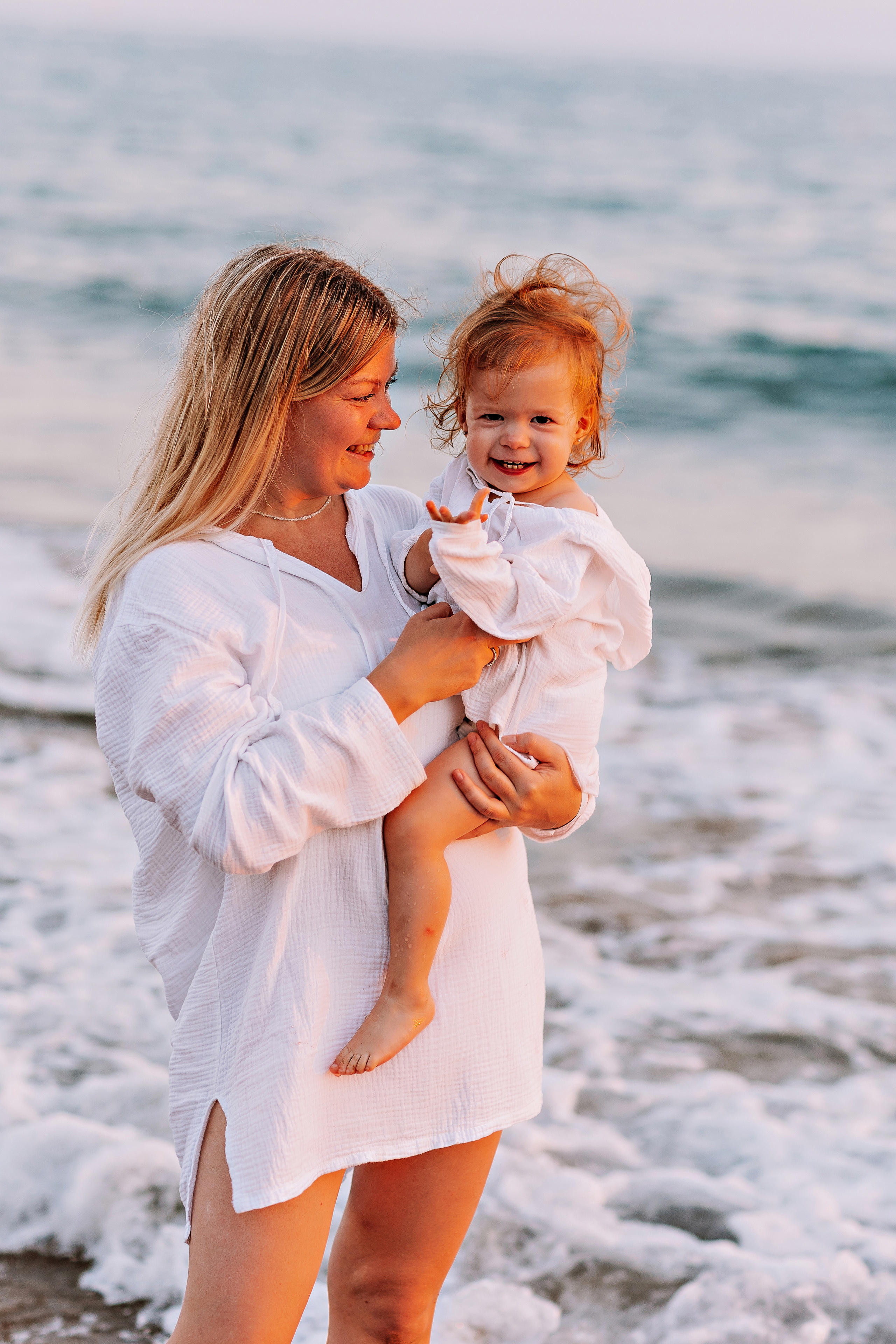 Сиде с малышкой. Семейный фотограф Тюмень, фотограф на роды Салмина Мария