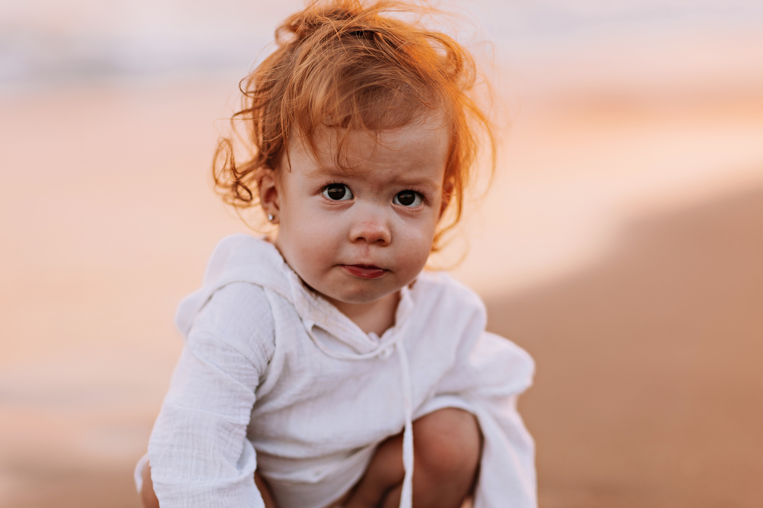 Сиде с малышкой. Семейный фотограф Тюмень, фотограф на роды Салмина Мария