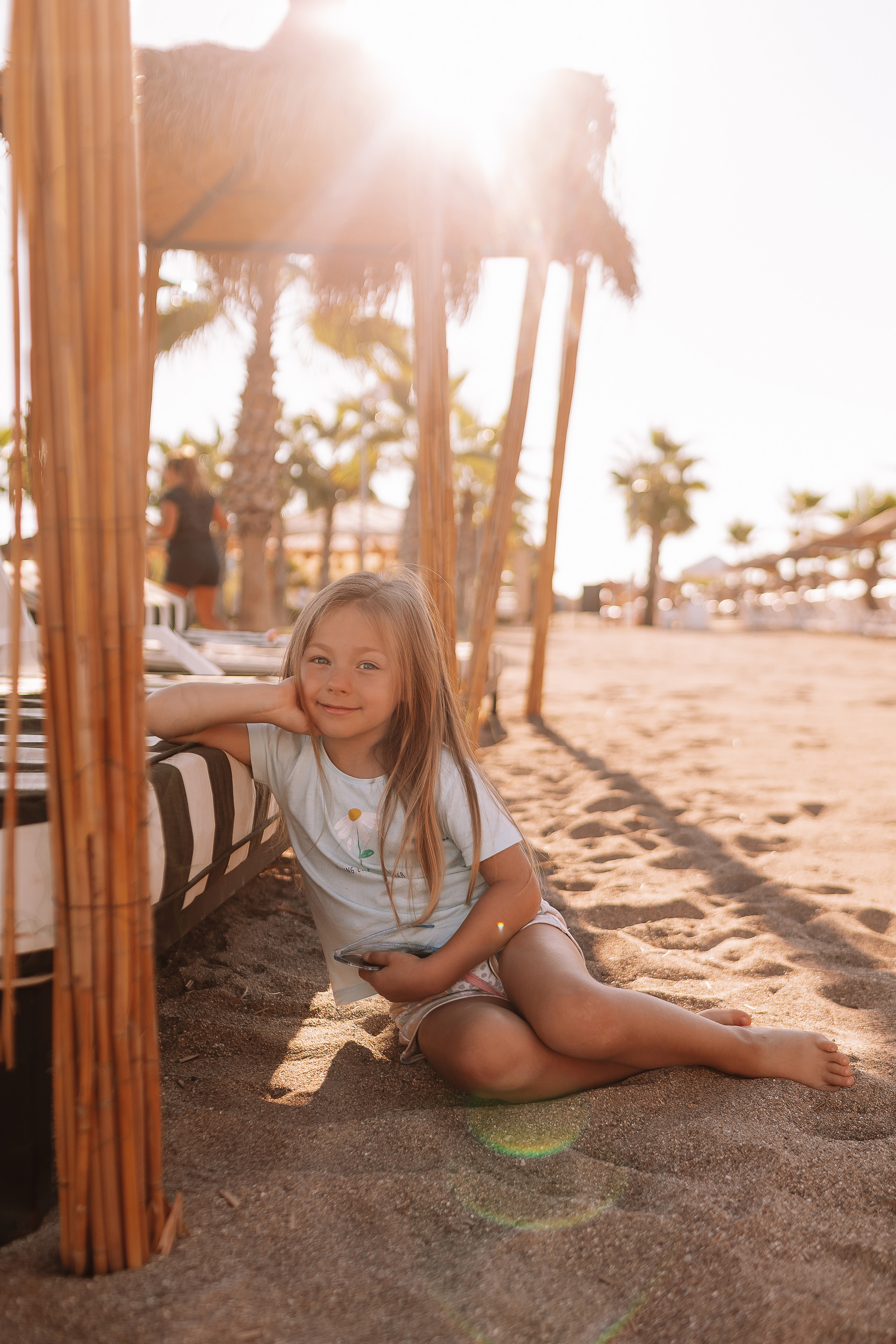 Пляж Сиде (бабушка и внучка). Семейный фотограф Тюмень, фотограф на роды Салмина Мария