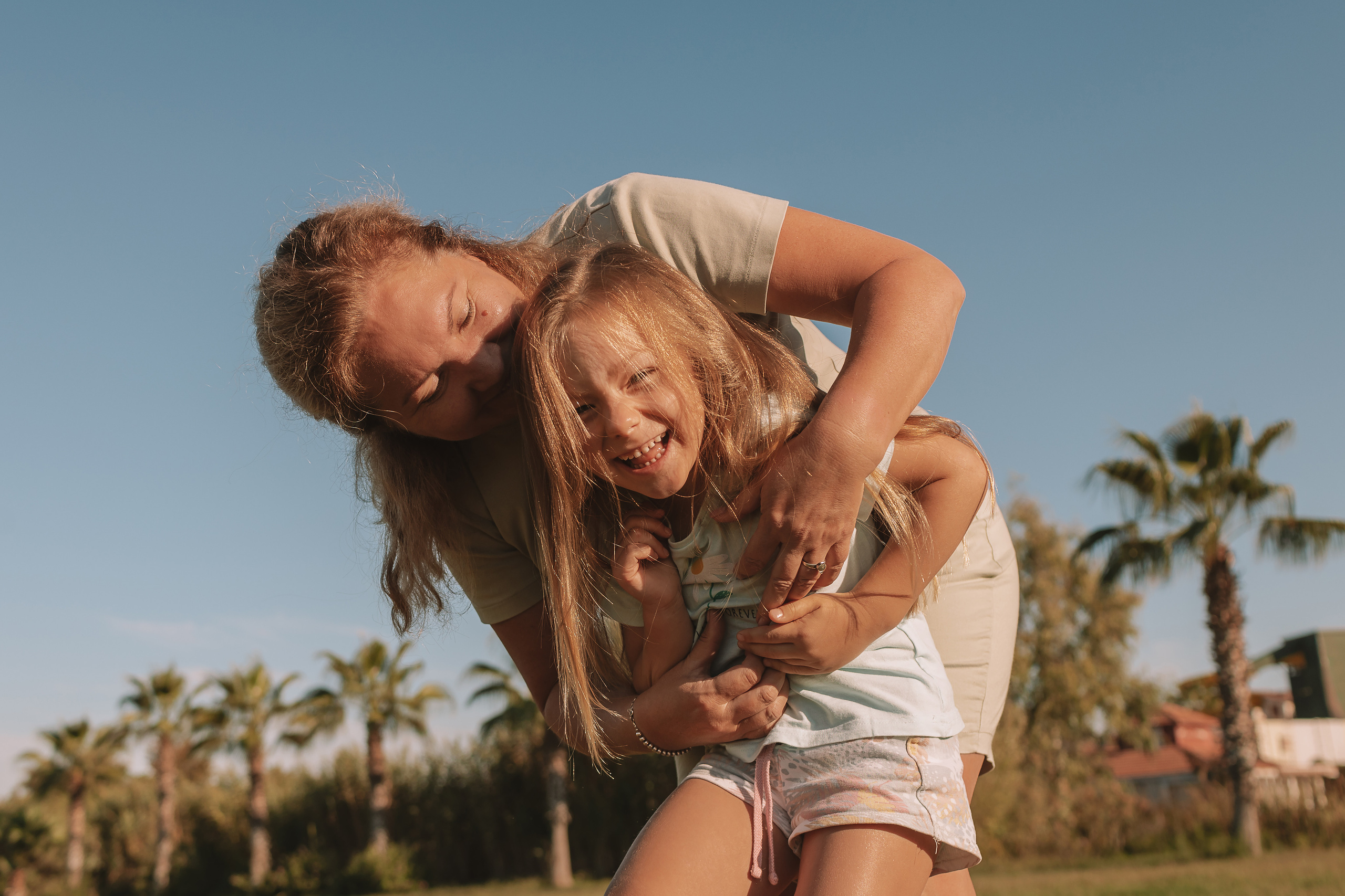 Пляж Сиде (бабушка и внучка). Семейный фотограф Тюмень, фотограф на роды Салмина Мария