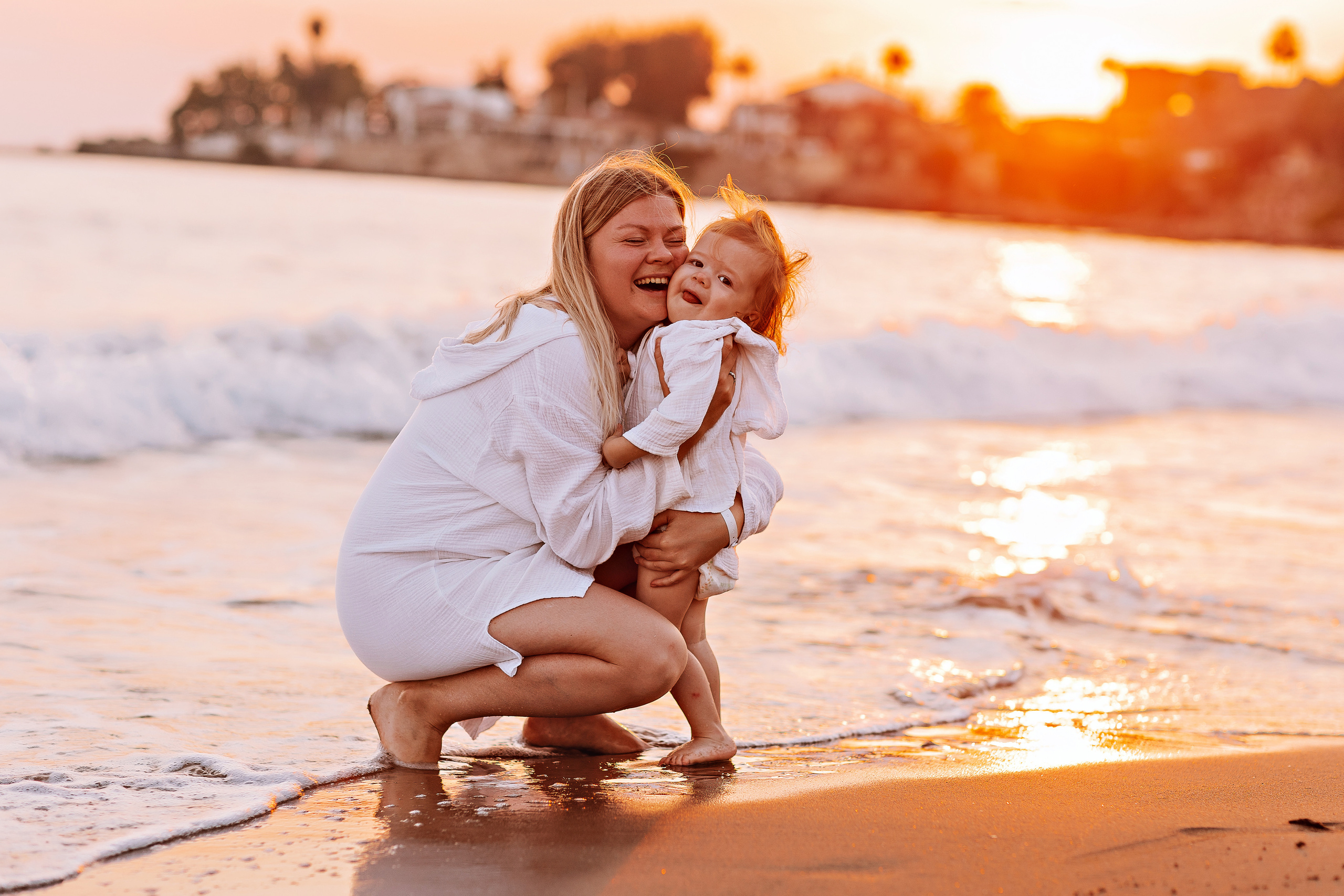 Сиде с малышкой. Семейный фотограф Тюмень, фотограф на роды Салмина Мария