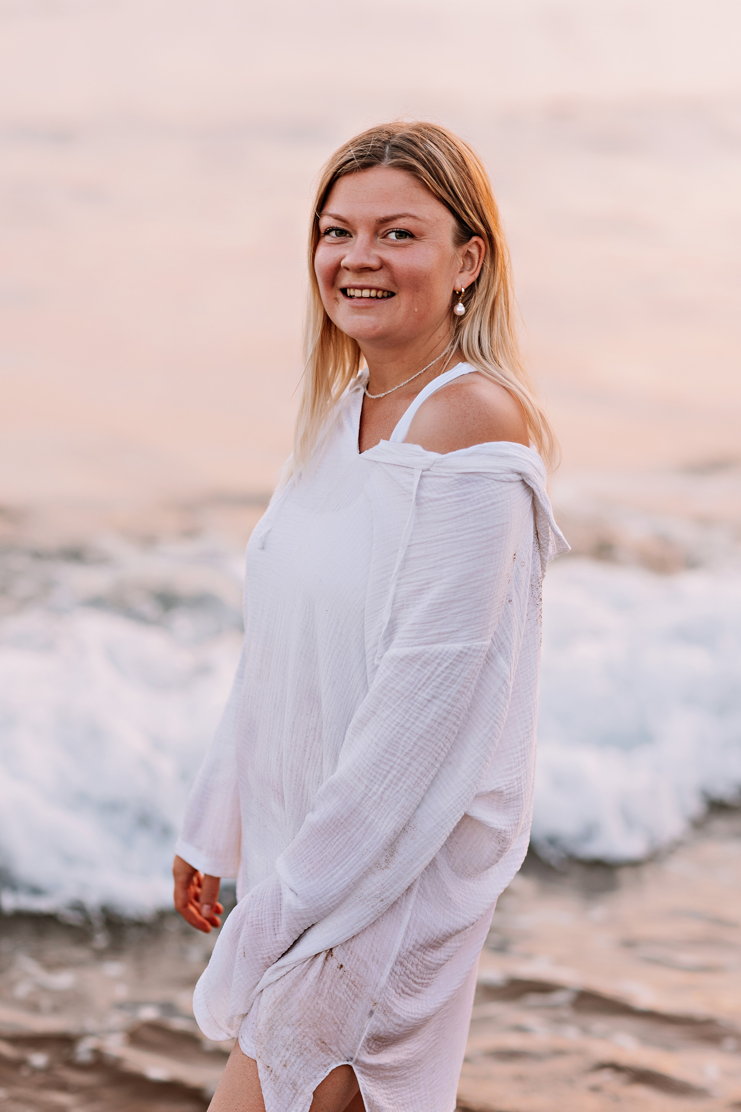 Сиде с малышкой. Семейный фотограф Тюмень, фотограф на роды Салмина Мария