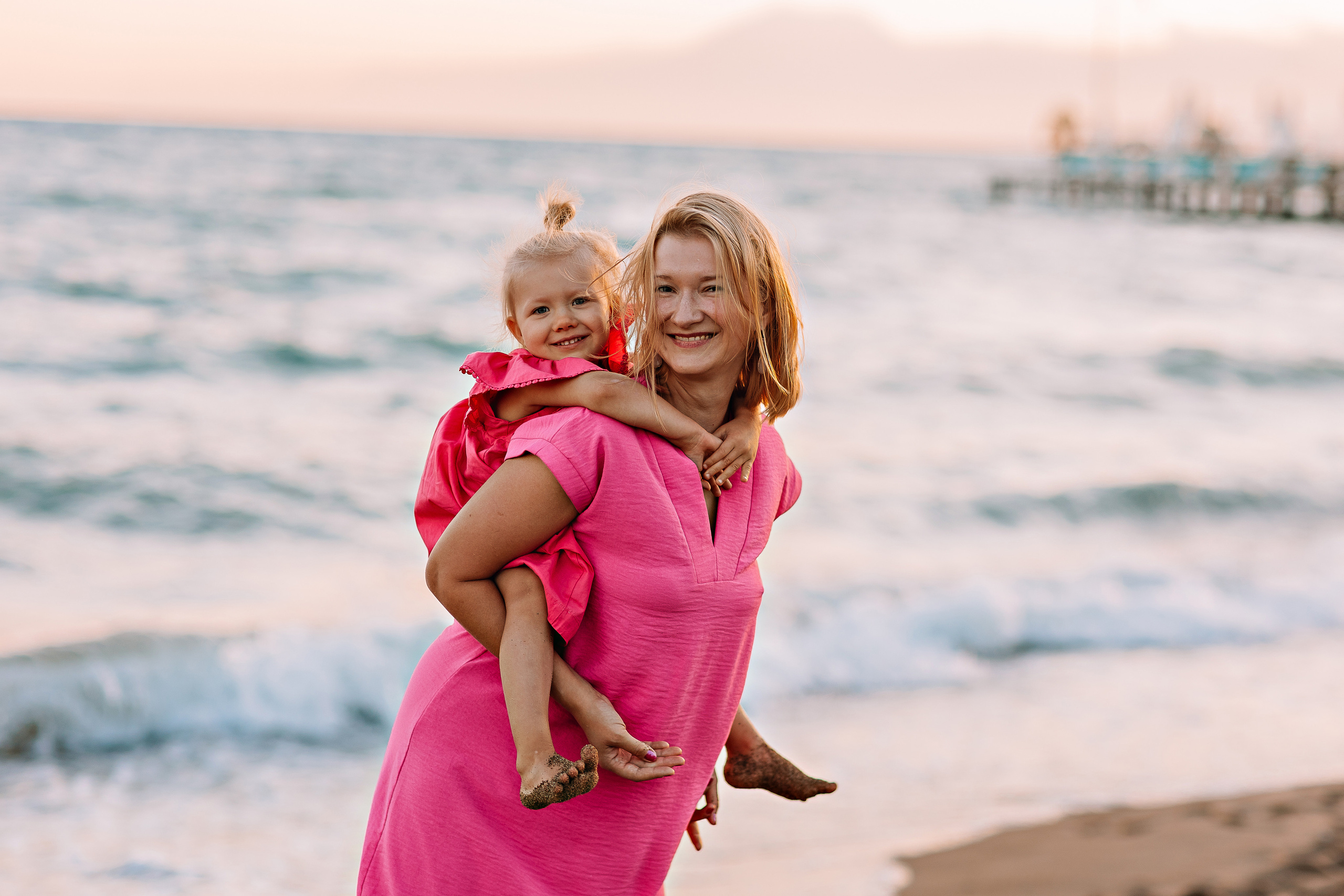 Семейная на берегу. Семейный фотограф Тюмень, фотограф на роды Салмина Мария